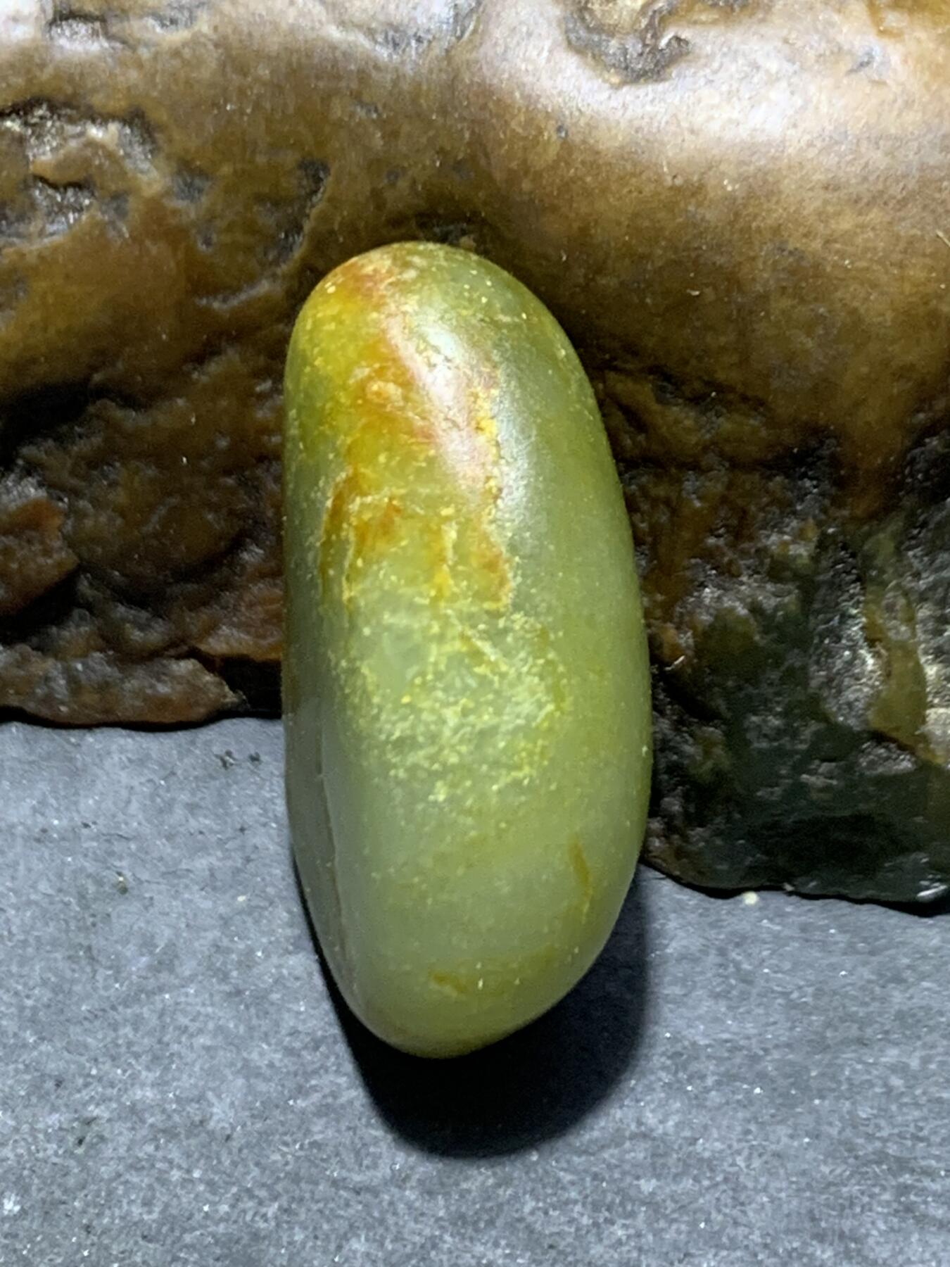 精美洒金皮和田玉青玉小独籽原石一颗