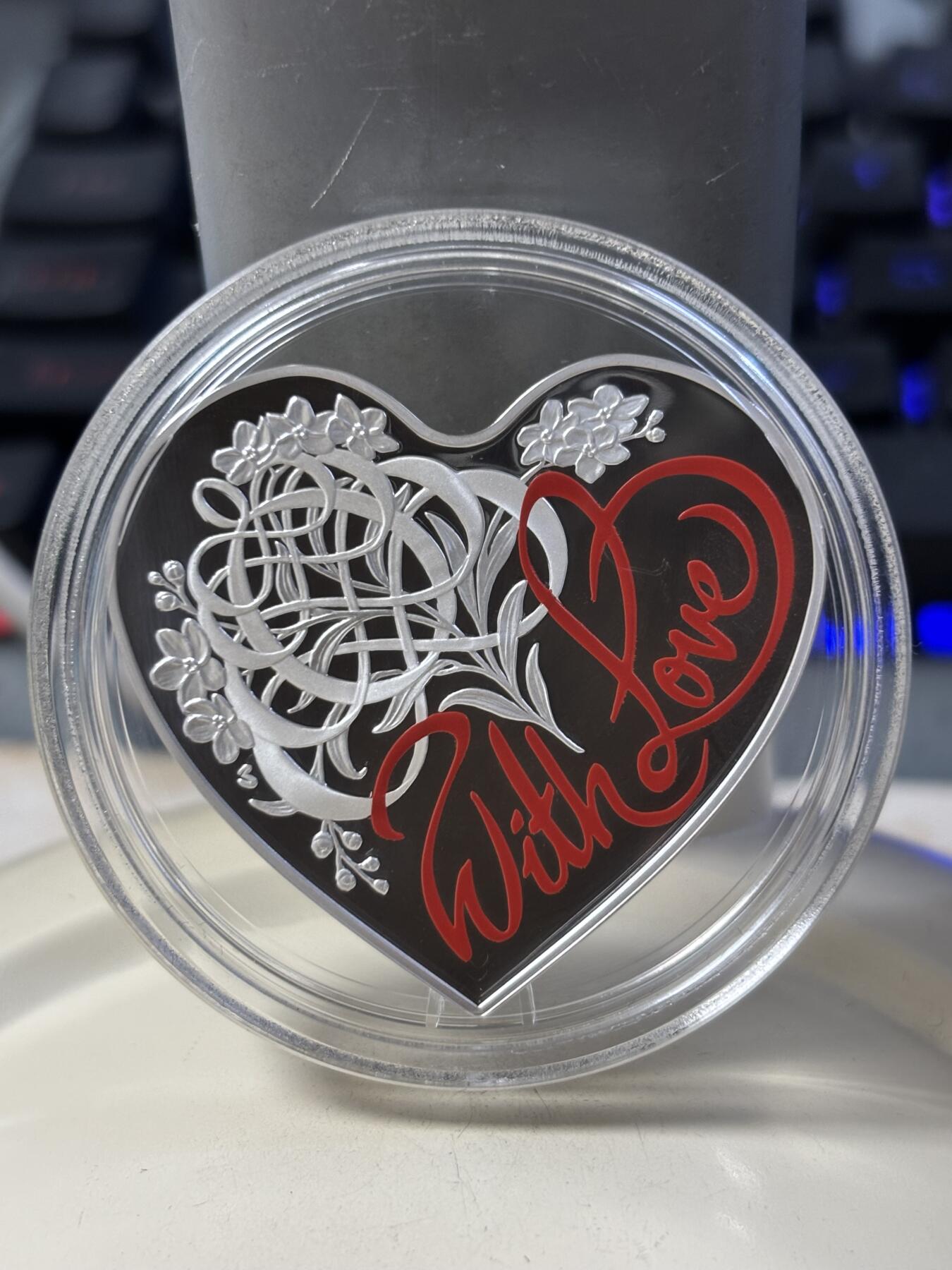 第184期拍卖 澳大利亚2016年真心相爱心形彩色精制纪念银币，999银银价431，31.135克，发行7500枚，盒子里没有内衬，没有外纸套，