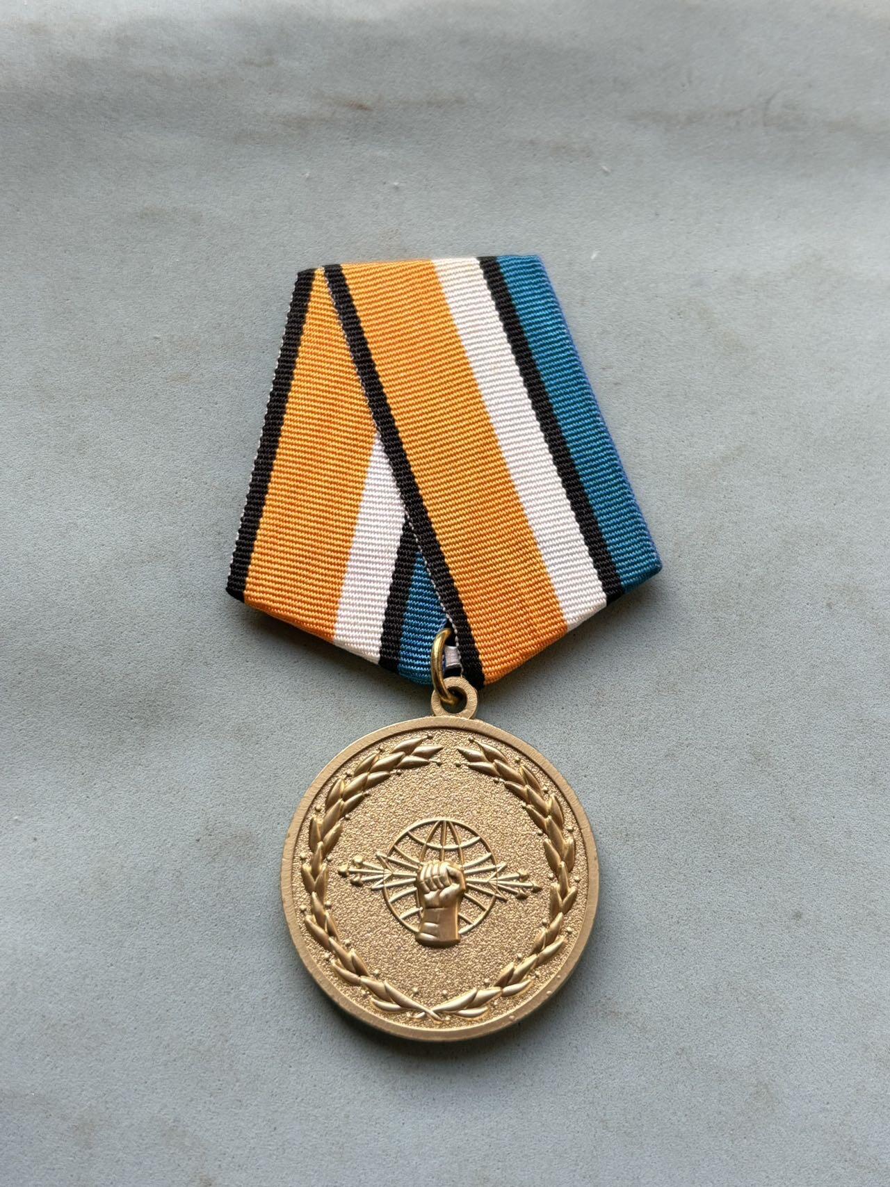 盛世勋华——号角文化勋章邮票专场拍卖第294期 俄罗斯联邦国防部颁发的“无线电电子战部队服役奖章”，专门表彰在无线电电子战部队服役期间表现优异的人员，该兵种负责电子侦察、干扰、防御等作战任务，是现代信息化战争的关键力量之一。