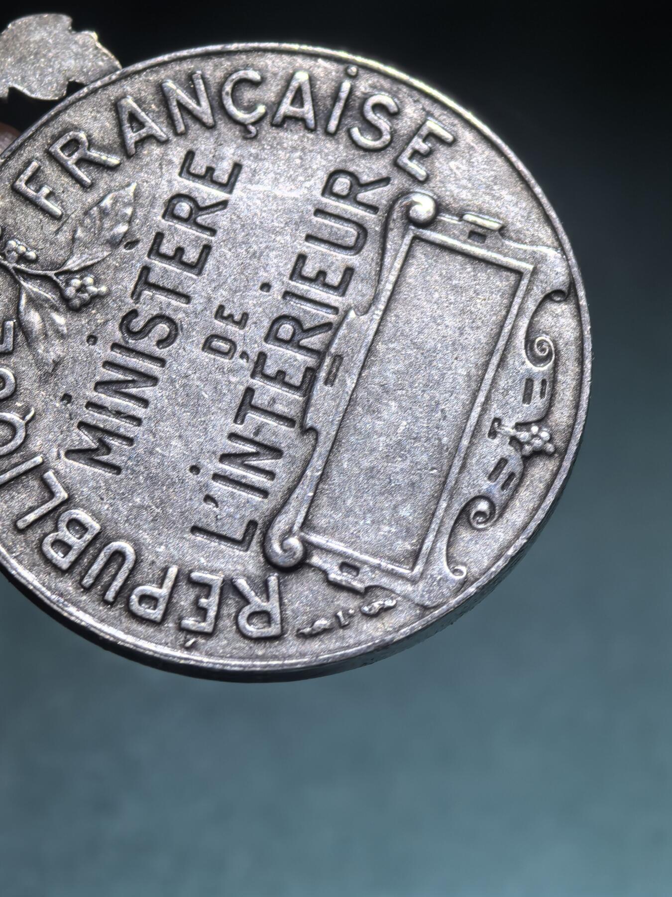 盛世勋华——号角文化勋章邮票专场拍卖第293期 法国警察服务奖章 授予工作20年的法国警察 ，925银带银标