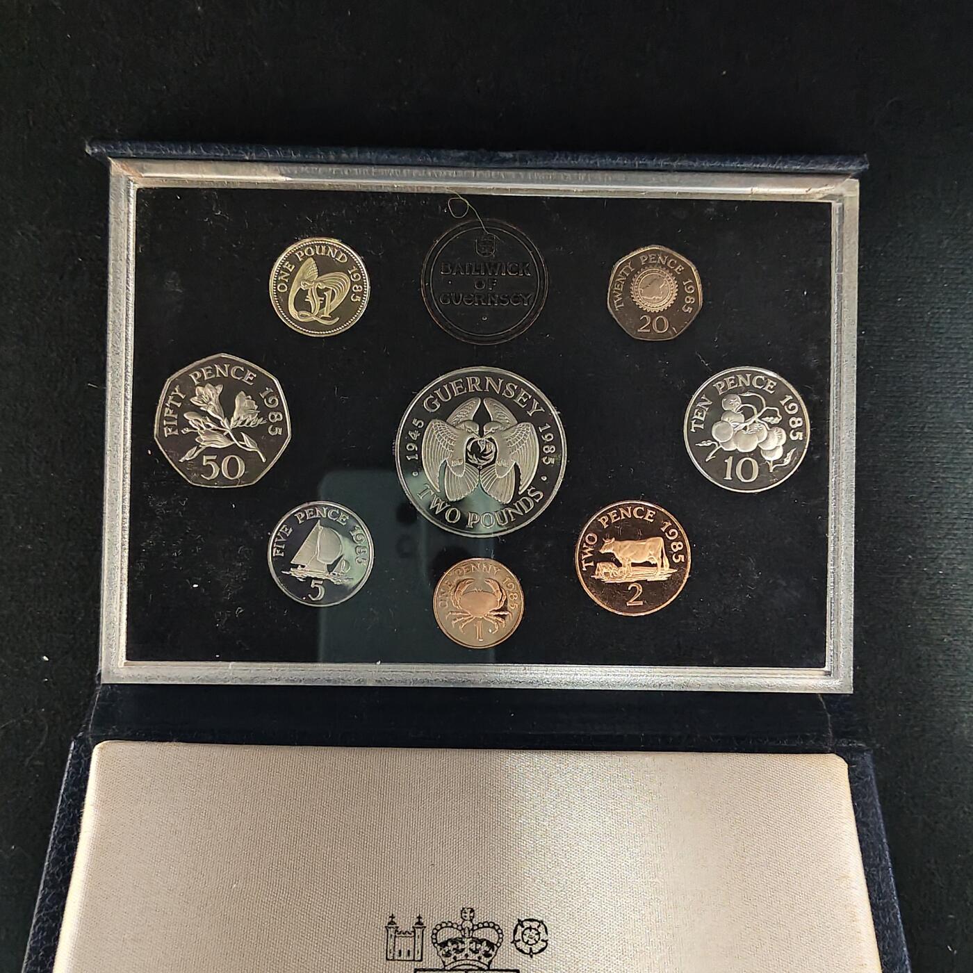 【全场包邮】纯粹捡漏拍485场（免费代拍第22场） 【稀少】根西1985年官方发行英系经典塑盒装精制套币-含2镑解放40周年精制克朗币-量2500-PS10