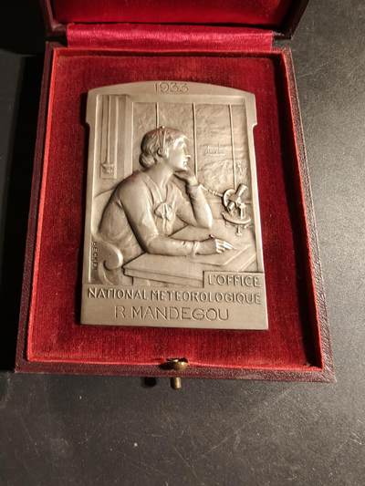 老王徽章第169期 - 法国气象局单面方形镀银大铜章     原盒     背面沾在了盒子里    尺寸56×79mm