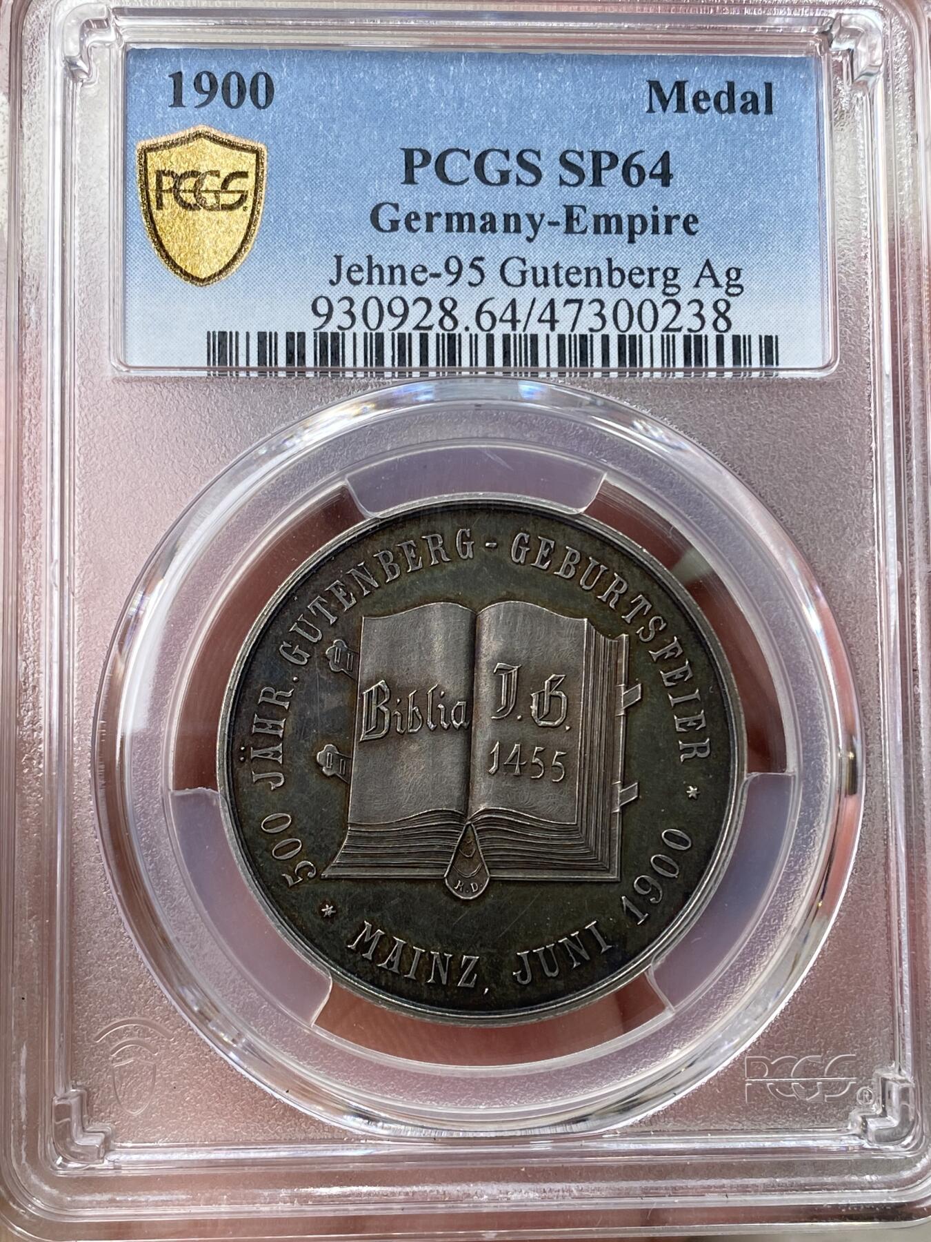万国钱币拍卖第057期（万国冬季大拍） PCGS SP64  1900年德国银章 古腾堡诞辰500周年庆典纪念 唯一记录冠军分 精制浮雕镜面 五彩包浆 正面:1455年的古腾堡圣经，人类历史上第一部印刷版圣经。背面:第一家印刷厂在萨克森州成立，在更多城市成立分厂，1481-1691年。古腾堡是一位德国发明家和工匠，他发明的活字印刷机传遍了世界，并引发了一场信息革命，文学作品也空前地在欧洲大规模传播，对文艺复兴、宗教改革产生了深远的影响。