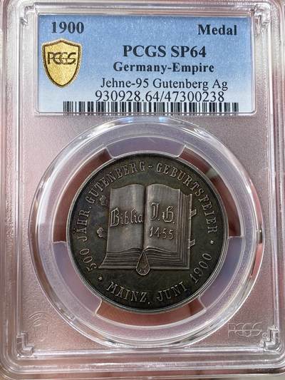 万国钱币拍卖第057期（万国冬季大拍） - PCGS SP64  1900年德国银章 古腾堡诞辰500周年庆典纪念 唯一记录冠军分 精制浮雕镜面 五彩包浆 正面:1455年的古腾堡圣经，人类历史上第一部印刷版圣经。背面:第一家印刷厂在萨克森州成立，在更多城市成立分厂，1481-1691年。古腾堡是一位德国发明家和工匠，他发明的活字印刷机传遍了世界，并引发了一场信息革命，文学作品也空前地在欧洲大规模传播，对文艺复兴、宗教改革产生了深远的影响。