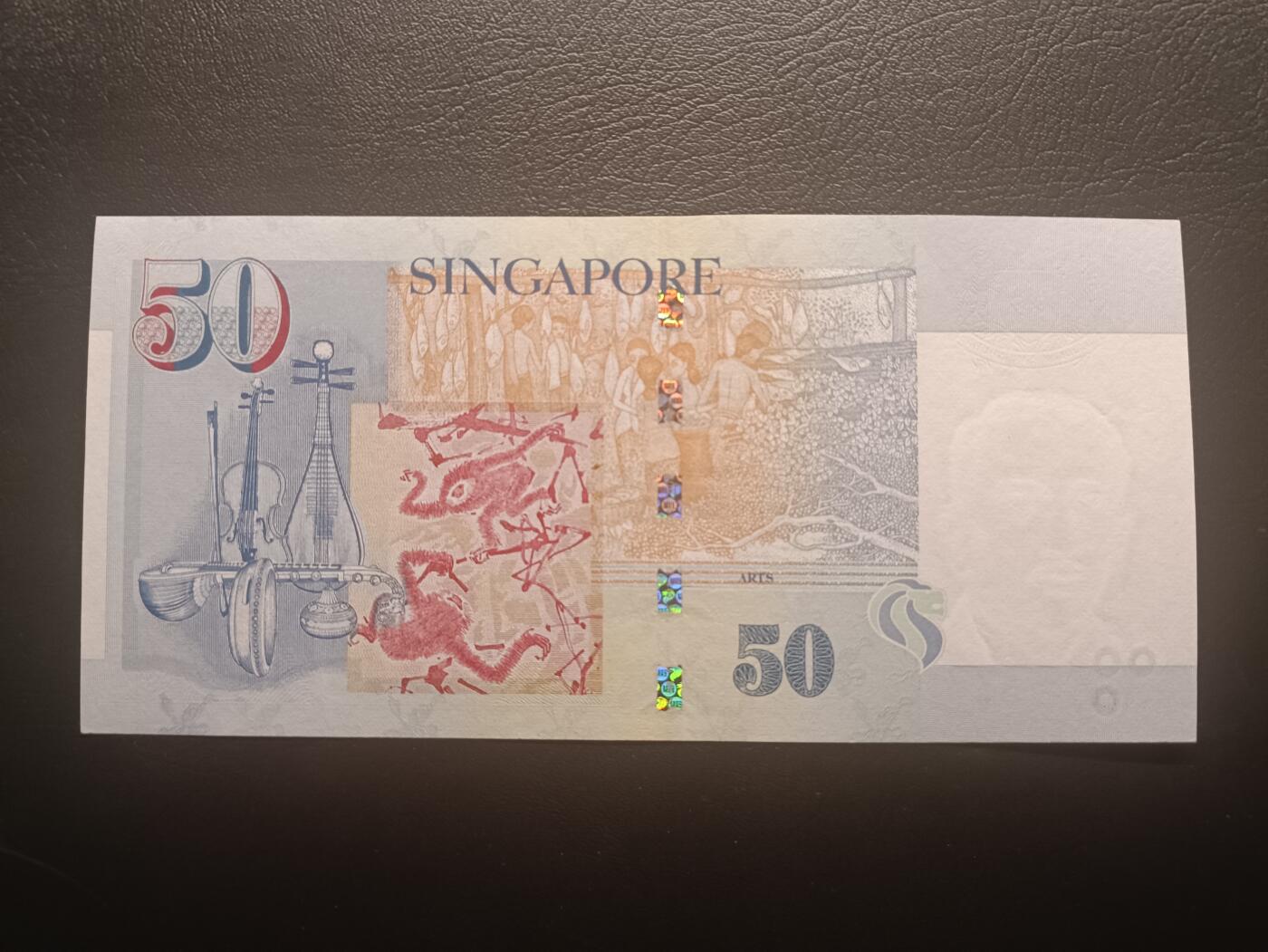 2025十二月第三期，总208期 新加坡2002年50元UNC，少见的李显龙签名，后缀头衔是“货币管理局主席”，首任总统尤索夫和艺术创作