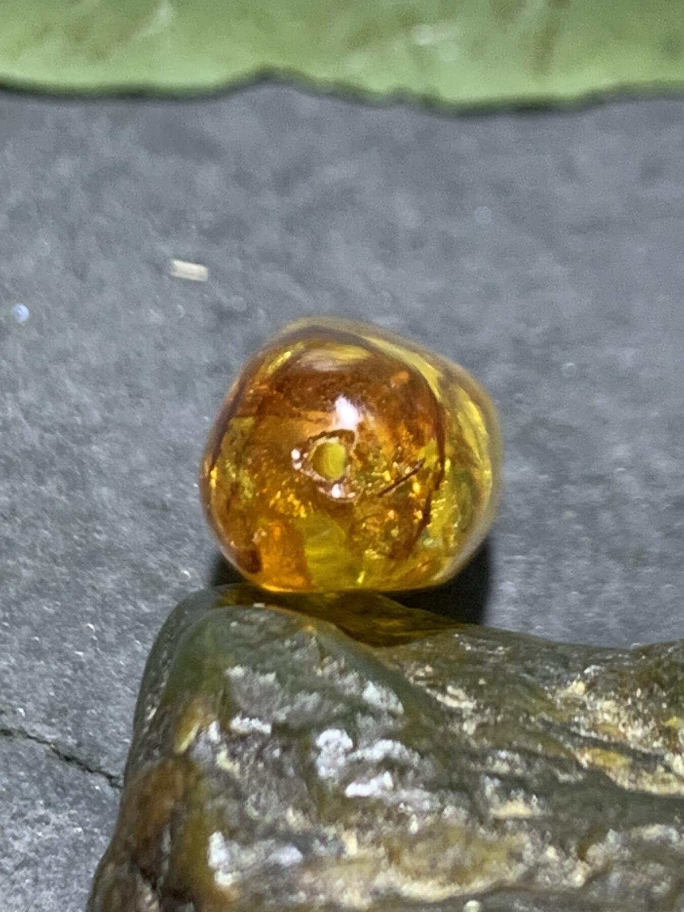 乌克兰花珀随形珠一个