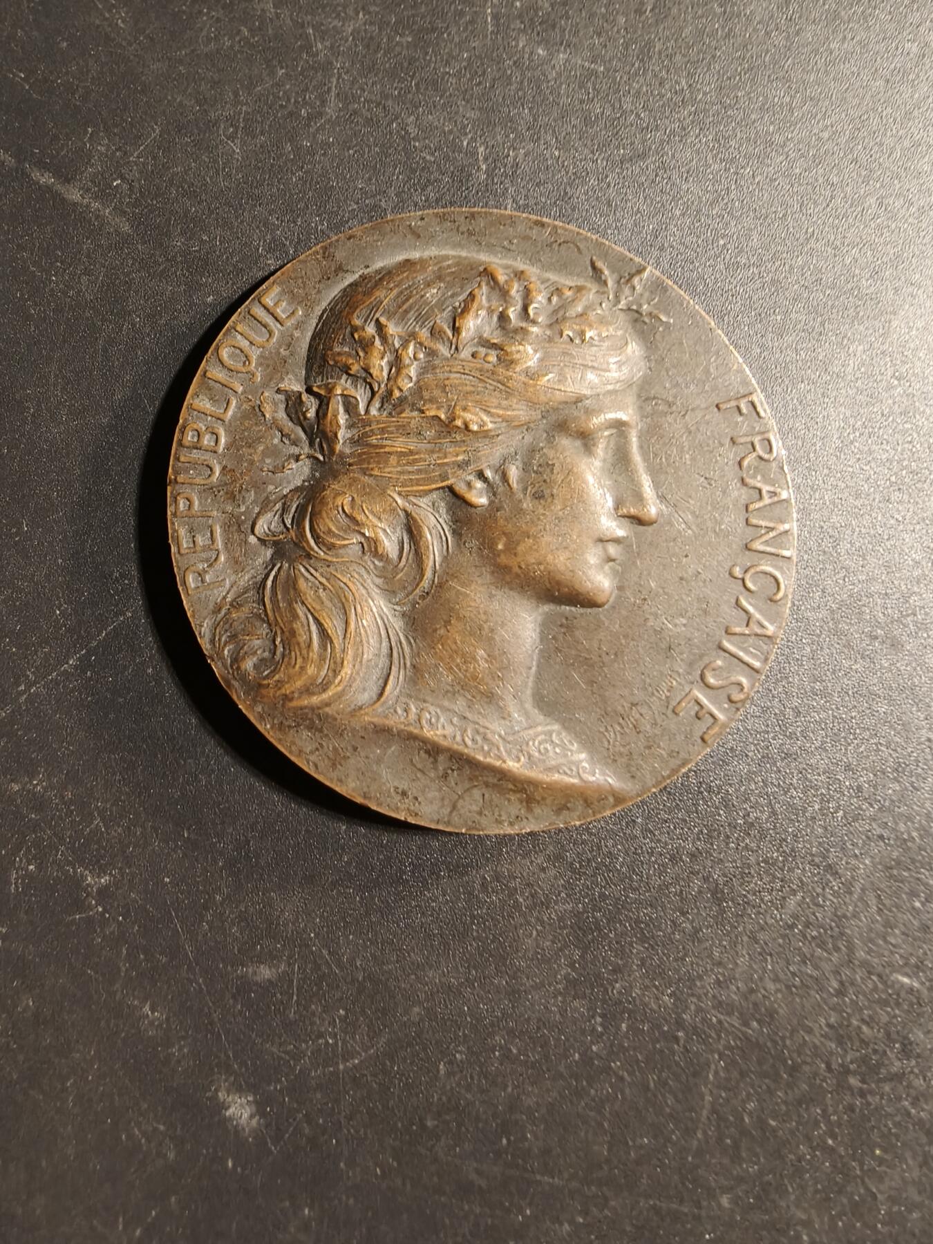 老王徽章第169期 法国国家教育委员会大铜章     花环玛丽安娜     直径50mm.    重量60.8g