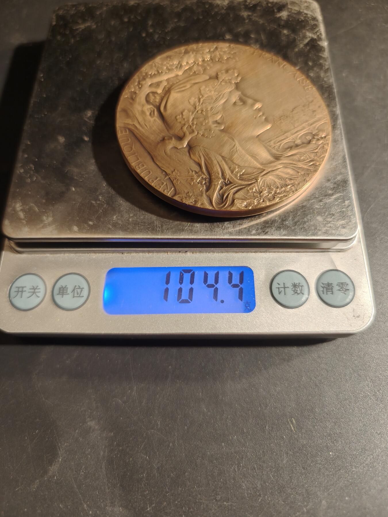 老王徽章第169期 法国1900世博会大铜章     大师夏普兰版本     直径64mm.    重量104.4g