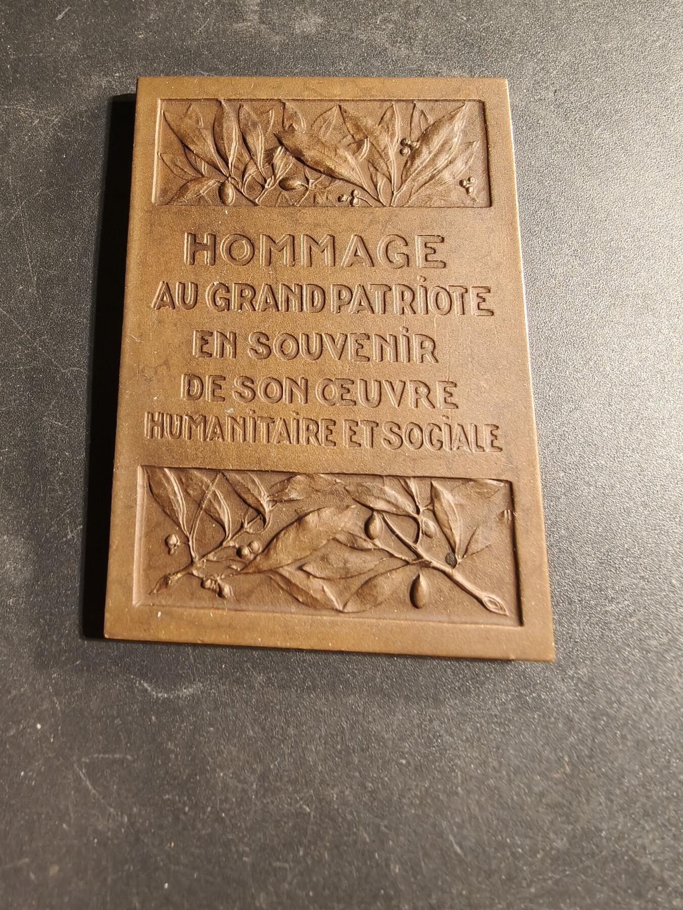 老王徽章第169期 法国政治家、评论家路易•弗雷斯特方形大铜章     尺寸44×64mm.    重量66.1g