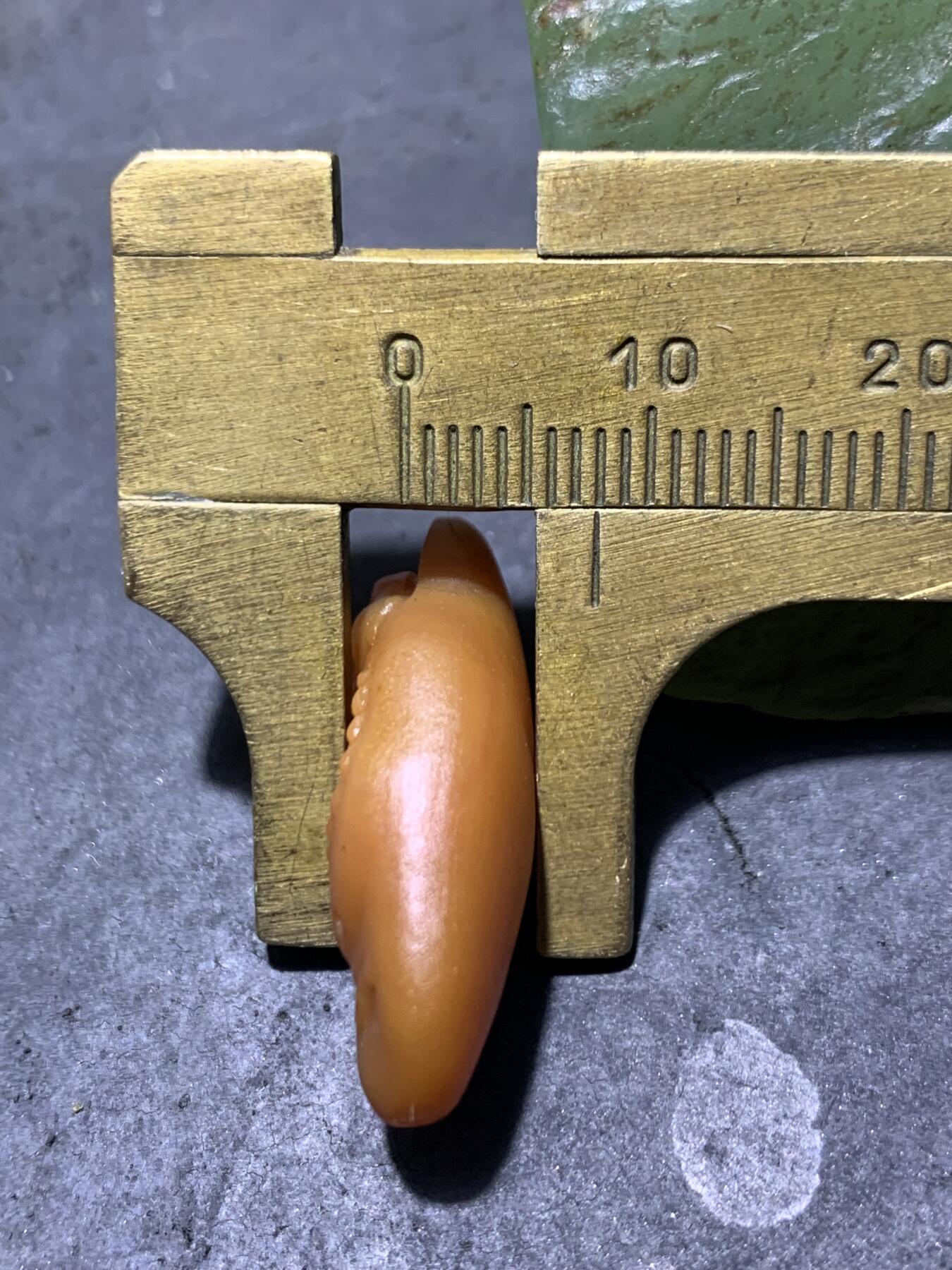 精美亚光冻料战国红玛瑙手工雕刻弥勒佛吊坠一颗！，