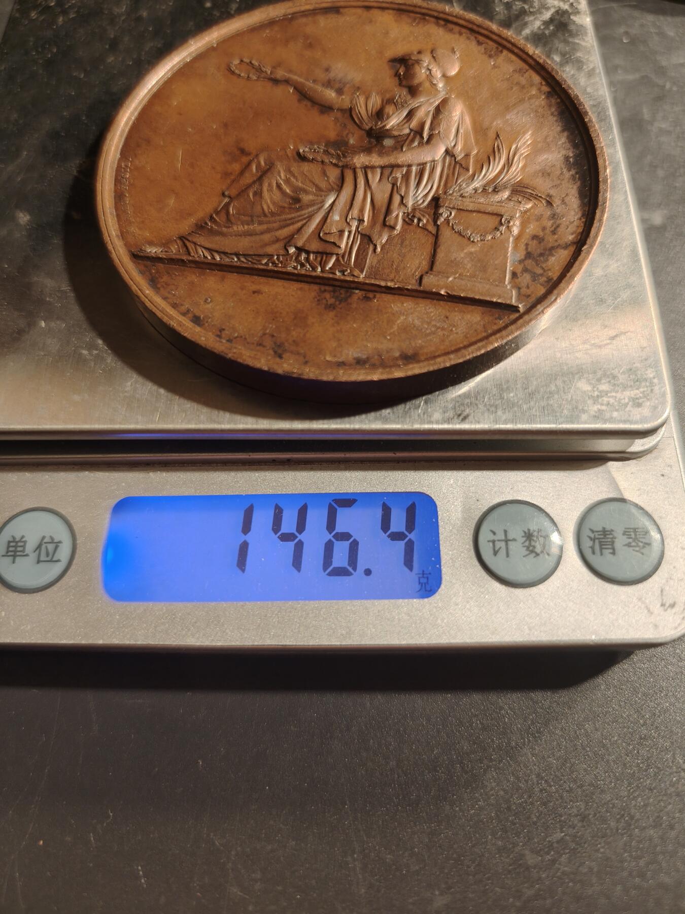 老王徽章第169期 法国巴黎钟表学校暨钟表业联合会大铜章    坐姿玛丽安娜     Cuivre铜标    直径68mm.   重量146.4g  