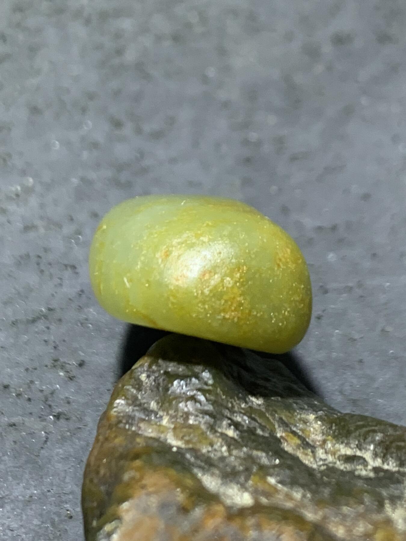 精美洒金皮和田玉青玉小独籽原石一颗