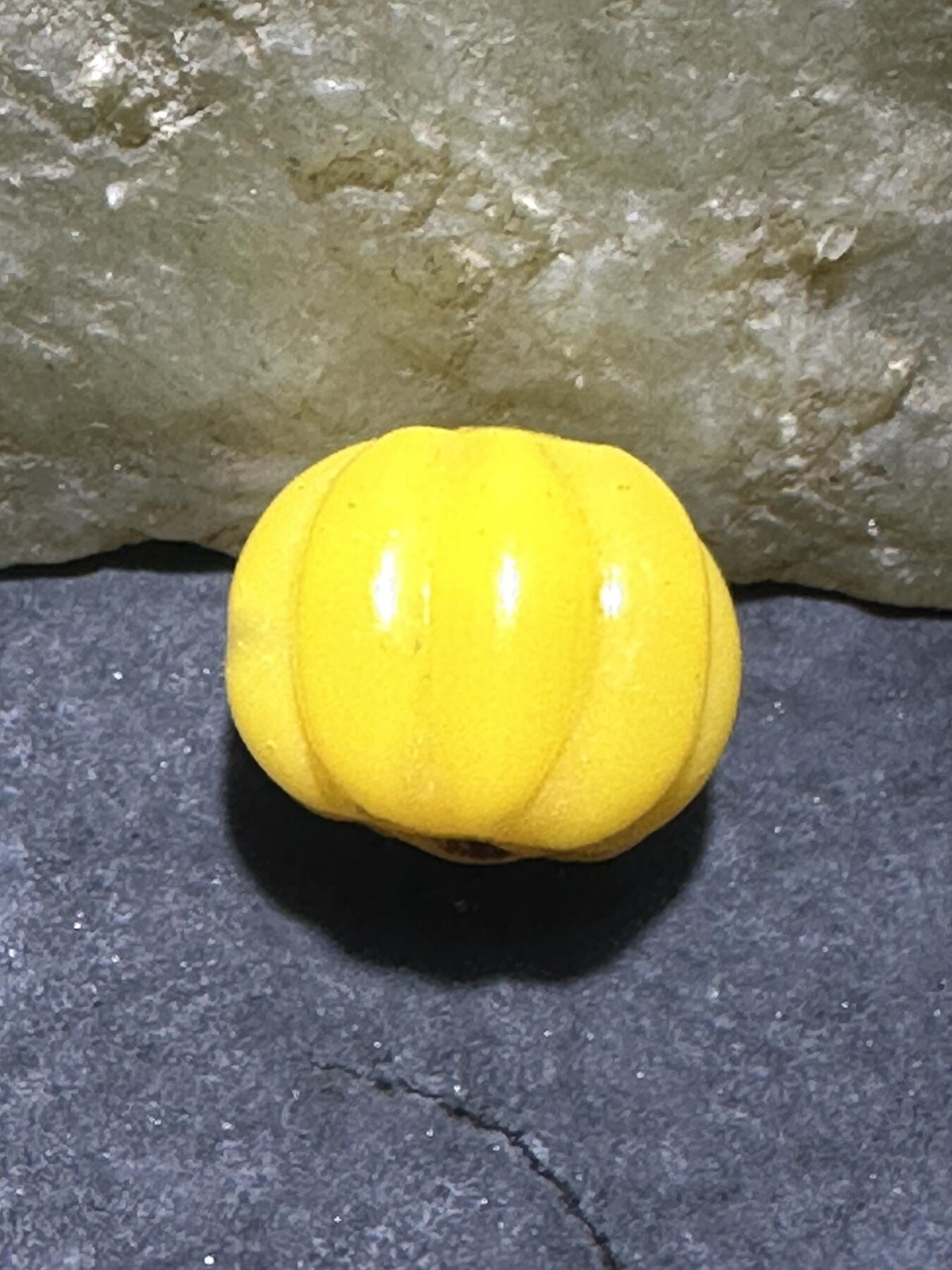 建国前后库存上等鸡油黄琉璃瓜珠一颗，