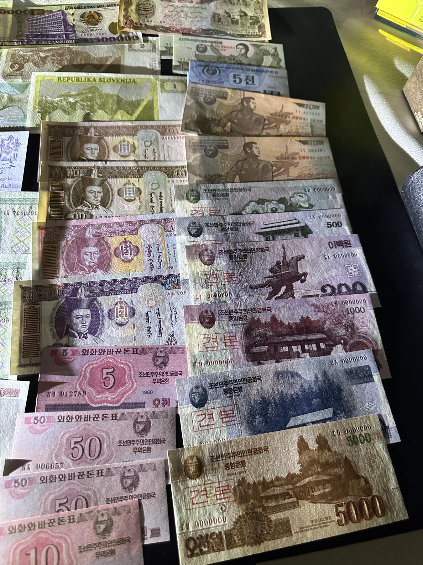 《外钞收藏家》第五百九十三期（精品场）（本平台长期征集拍品、欢迎藏友们联系合作） 几十张杂项纸币一起 基本都是全新 个别有瑕疵