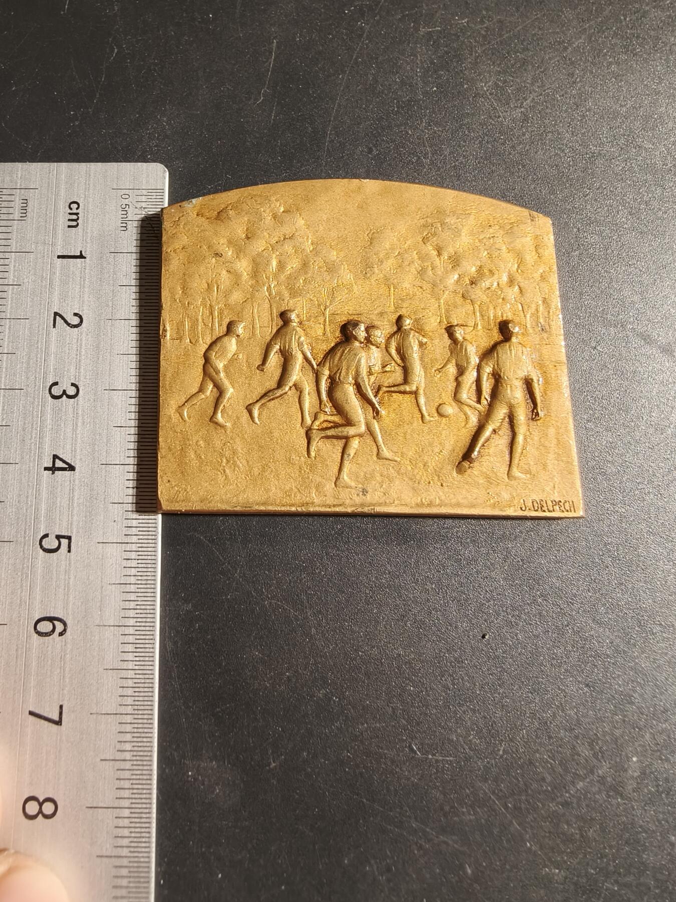 老王徽章第169期 法国足球与排球运动方形镀金大铜章     尺寸55×46mm.    重量68.4g