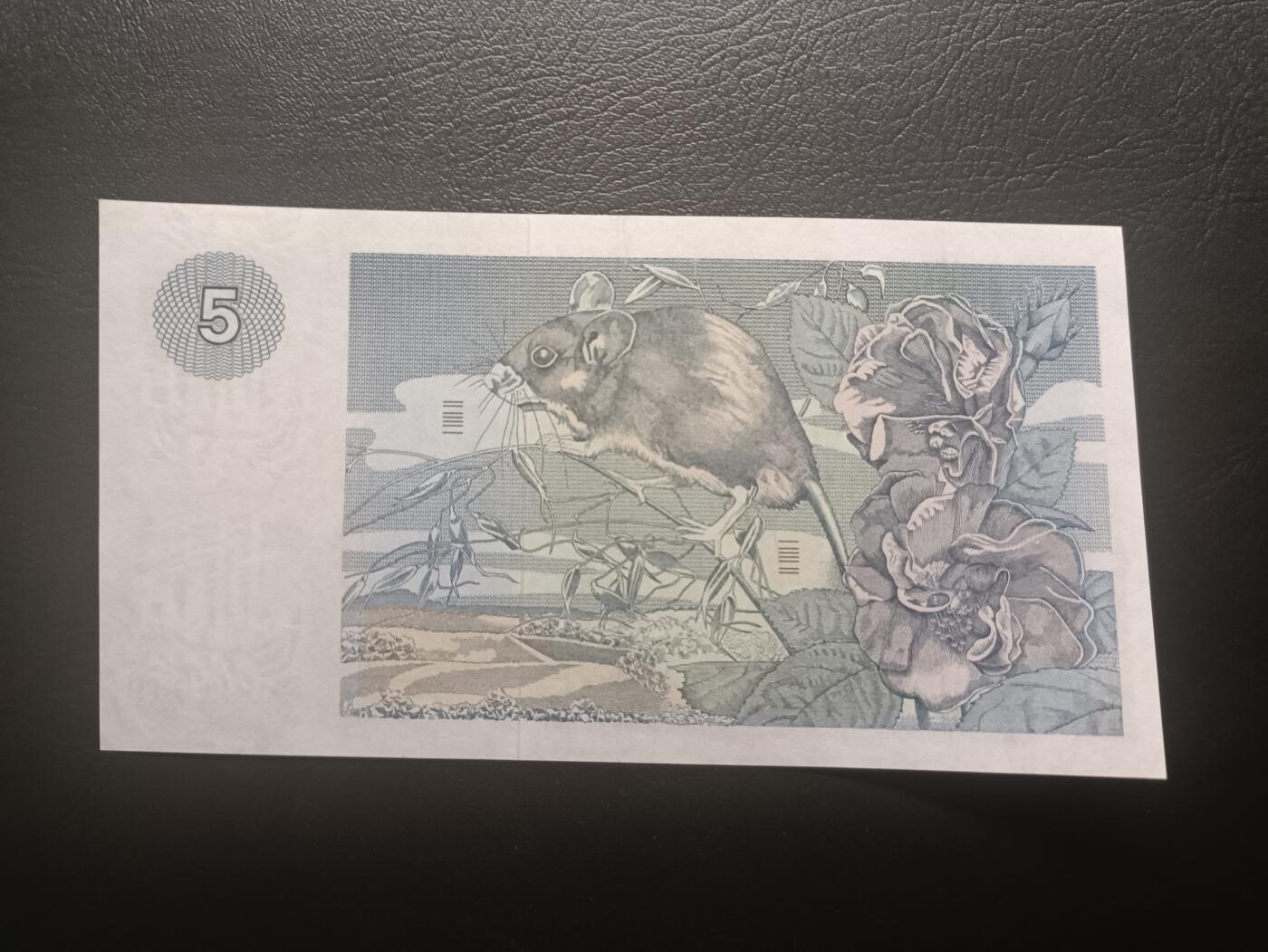 2025十二月第三期，总208期 苏格兰克莱斯戴勒银行1972年5镑AUNC，诗人伯恩斯和他诗中意象的田鼠，早期年份