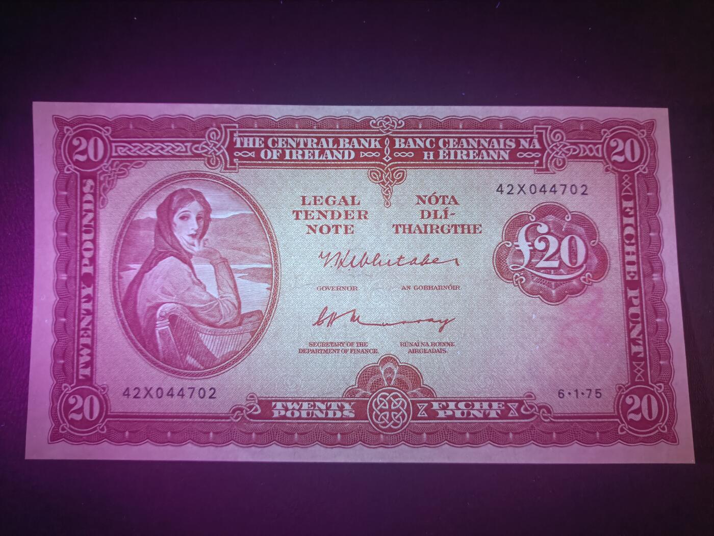 2025十二月第三期，总208期 爱尔兰1975年20镑AUNC，爱尔兰人格化象征“拉维利夫人”，稀有的中高面值
