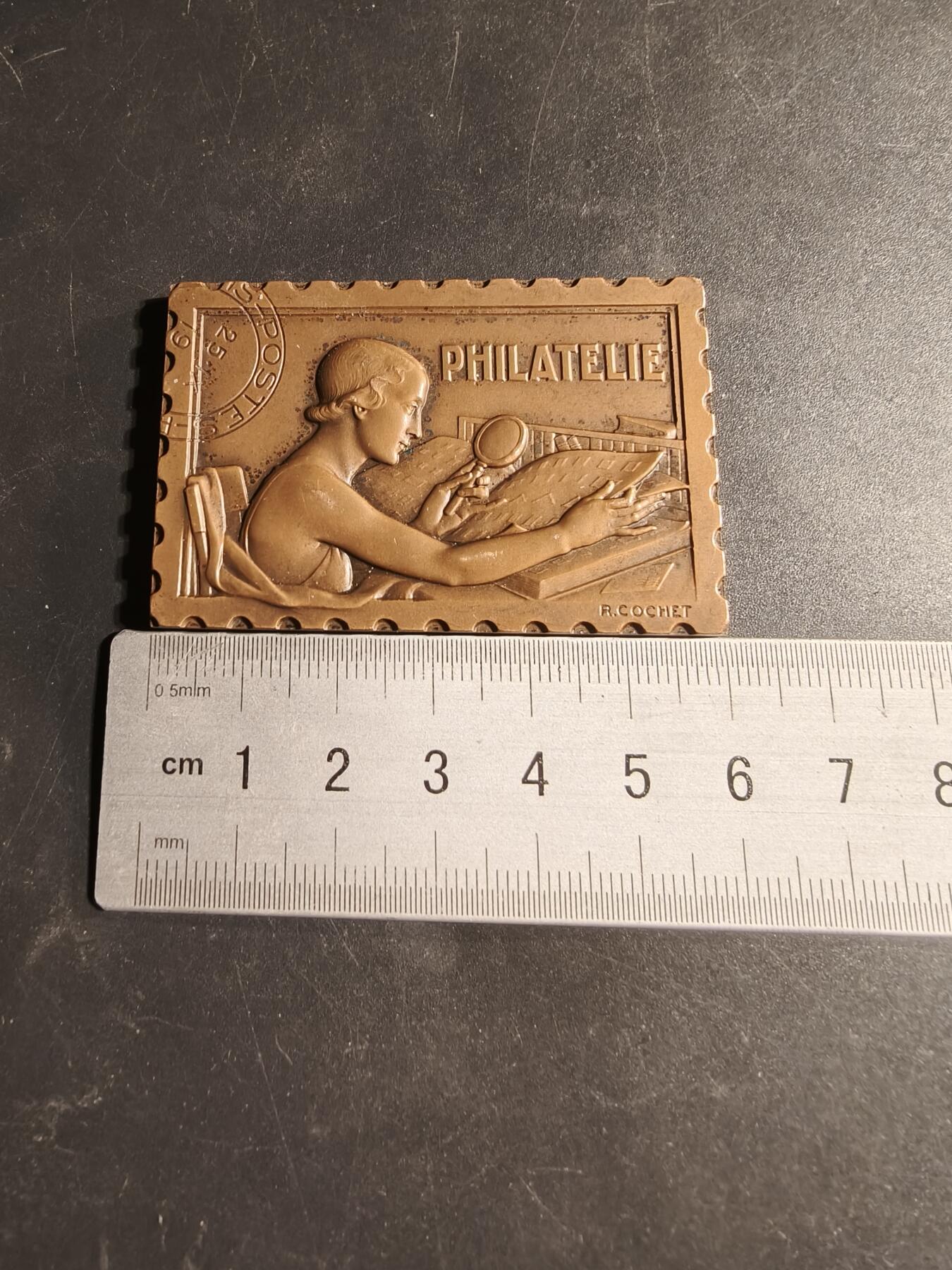 老王徽章第169期 法国集邮协会方形大铜章    尺寸60×40mm.    重量73.6g