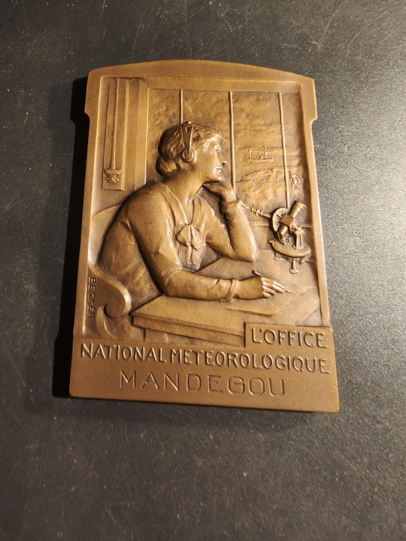 老王徽章第169期 法国国家气象局方形大铜章    原盒     尺寸54×78mm.    重量125.9g