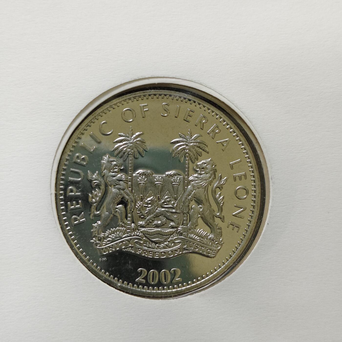 【全场包邮】纯粹捡漏拍485场（免费代拍第22场） 【邮币封】塞拉利昂2002年1元女王登基五十周年克朗型纪念币邮币封