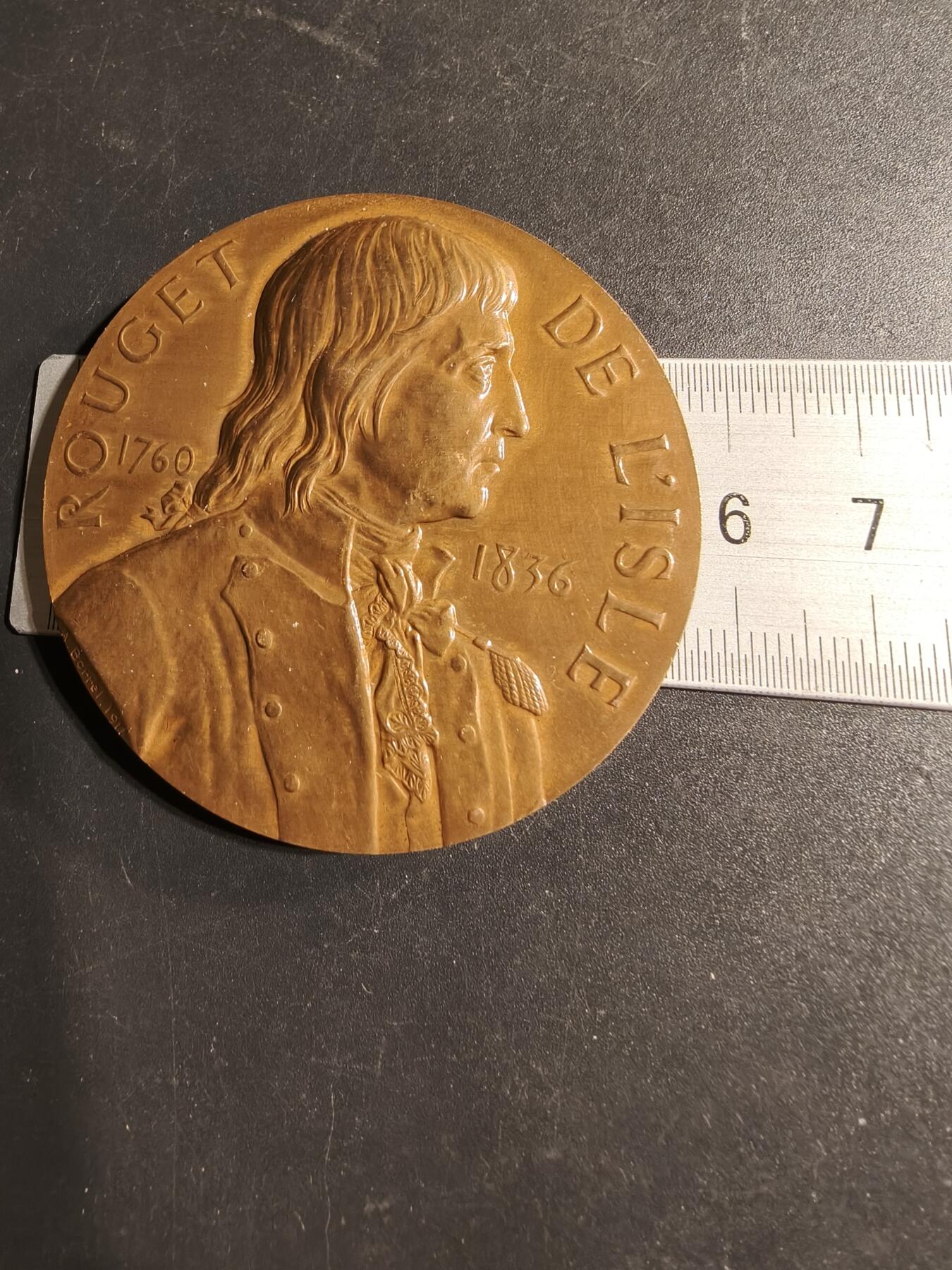 老王徽章第169期 法国马赛曲大铜章    正面为作者鲁日•德•利尔上尉，背面为马赛曲曲谱及歌词      直径58mm.    重量94.7g