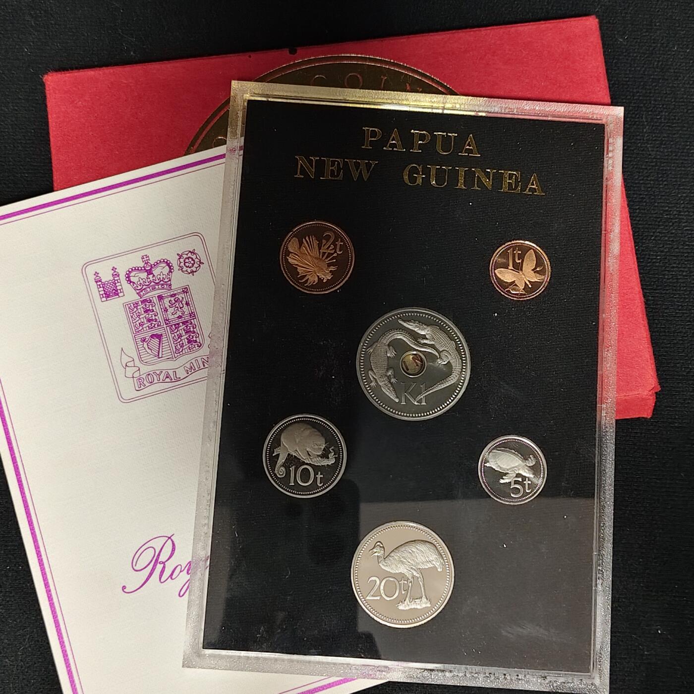 【全场包邮】纯粹捡漏拍485场（免费代拍第22场） 巴布亚新几内亚1981年官方发行皇家厂经典信封装精制套币-盒证全-PS7