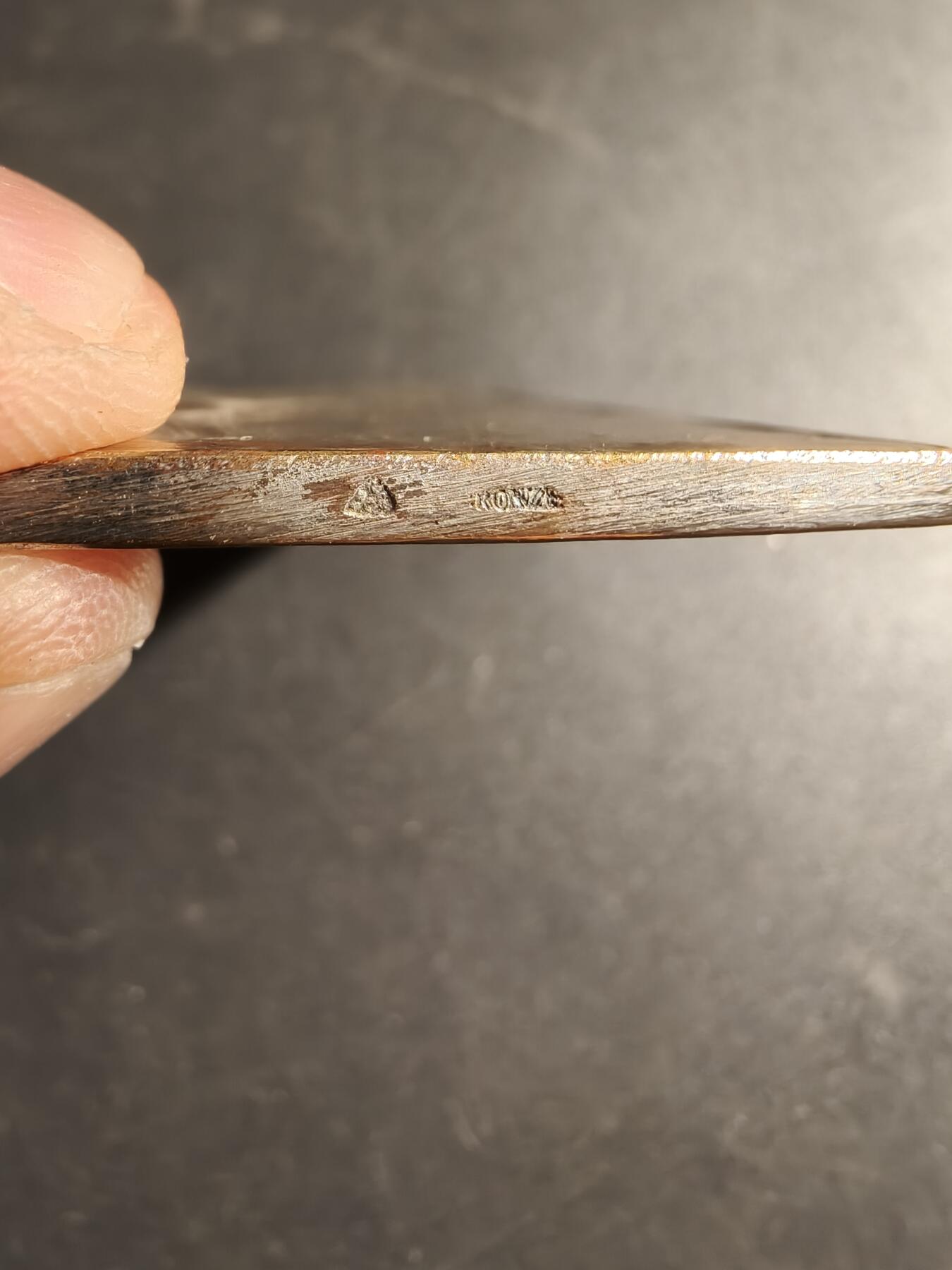 老王徽章第169期 法国射击联盟方形镀银大铜章    尺寸38×50mm.    重量48.1g.     大师Dupres作品