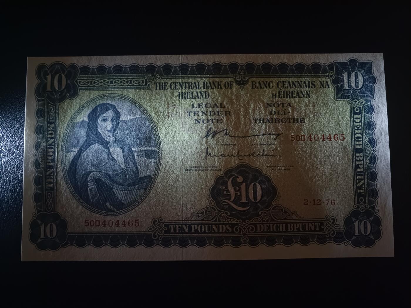 2025十二月第三期，总208期 爱尔兰1976年10镑UNC-，爱尔兰人格化象征“拉维利夫人”，稀有的中高面值