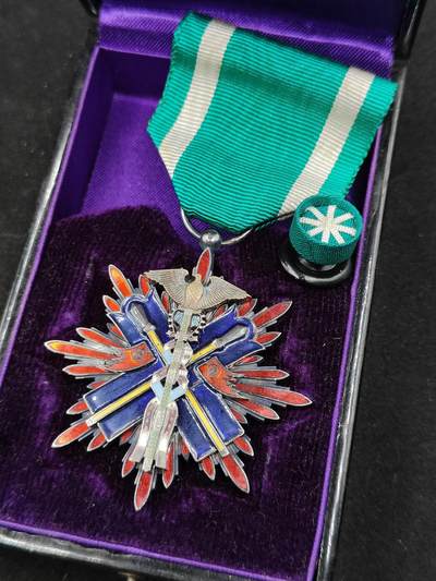 0元起拍勋章 第318期 咸鱼国勋章拍卖专场 12月14日（周日）下午6：00开始 - 纯银珐琅 美品 五级金鸱章银制带盒略