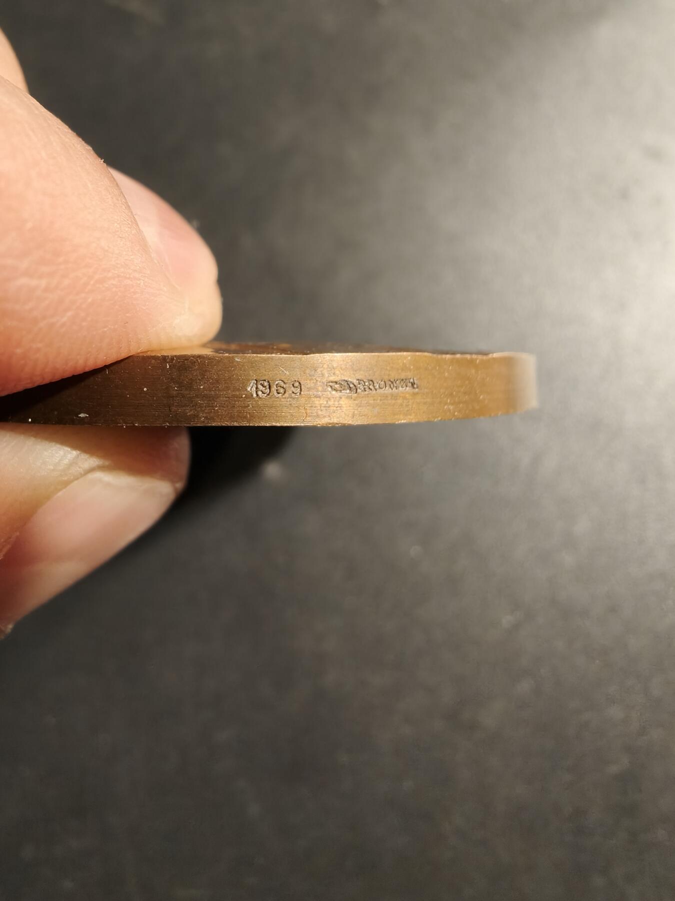 老王徽章第169期 法国马赛曲大铜章    正面为作者鲁日•德•利尔上尉，背面为马赛曲曲谱及歌词      直径58mm.    重量94.7g