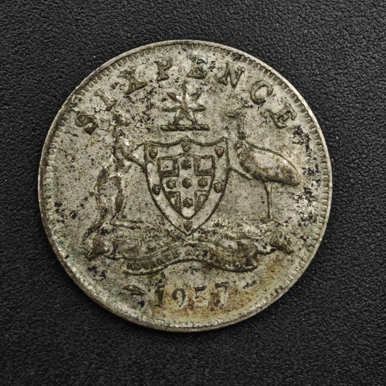 【淘币小摊】实时拍第八百二十五拍   散币场   满百包邮可预留二周 每周一统一发货   澳大利亚1957年伊丽莎白二世6便士银币