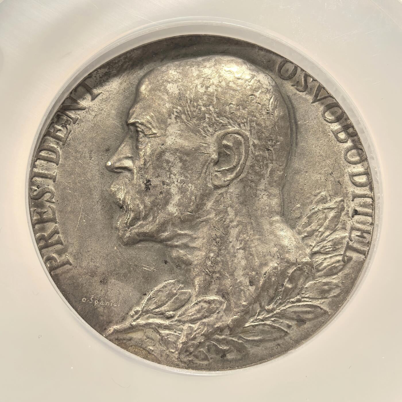 博洋堂世界钱币拍卖第151期（全场包邮） NGC MS62 唯一冠军！捷克斯洛伐克总统去世巨大银章，60mm巨大款，发行量极少！背面是修女恸哭悲伤构图，唯美而肃穆！一年后纳粹攻入，捷克沦陷。盒子背面上方有裂