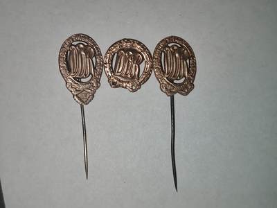 韵星假日拍卖第三十二期 -- Rimey Holidays Auction 32 - 民主德国体育技能证章mini插针一组