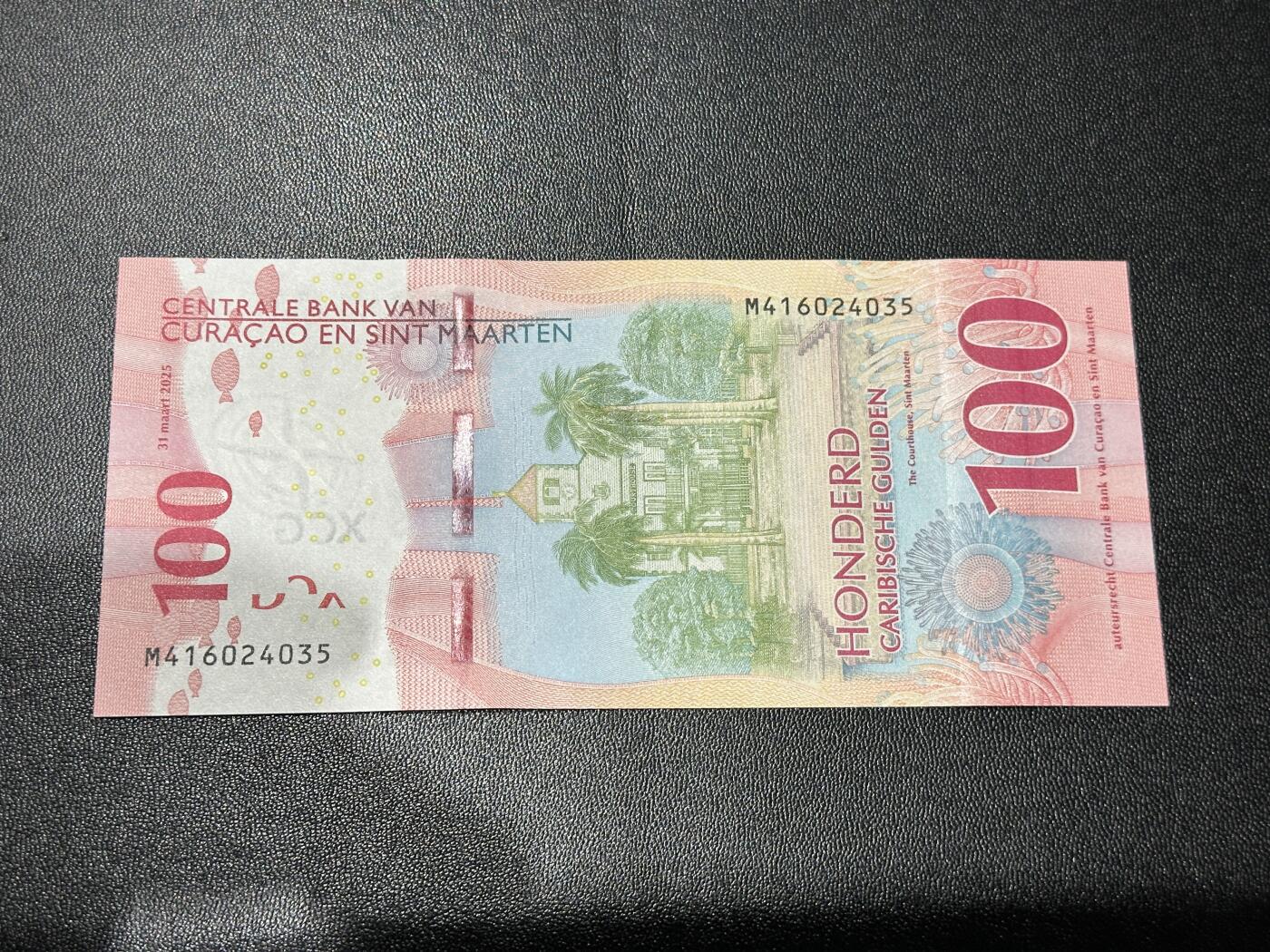 《外钞收藏家》第五百九十三期（精品场）（本平台长期征集拍品、欢迎藏友们联系合作） 2025年版库拉索和圣马丁100盾 全新UNC 尾035