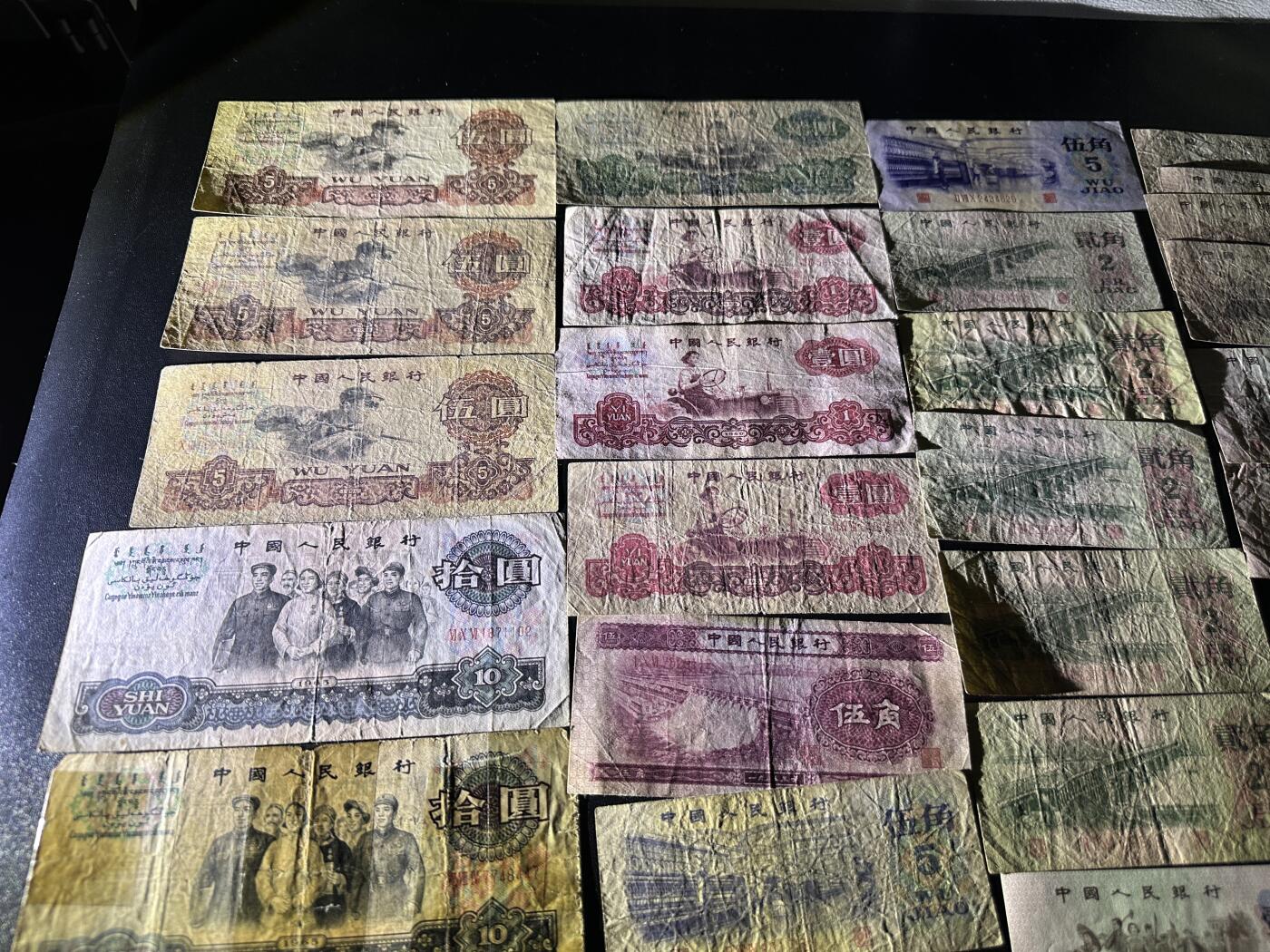 《外钞收藏家》第五百九十三期（精品场）（本平台长期征集拍品、欢迎藏友们联系合作） 二版人民币五角+三版人民币各面额多张（有车工）一起 非全新 品相如图 有些分币全新