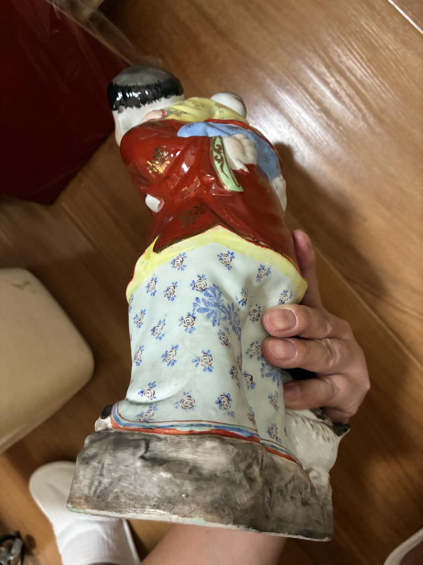 567景德镇粉彩哥弟情深瓷像摆件