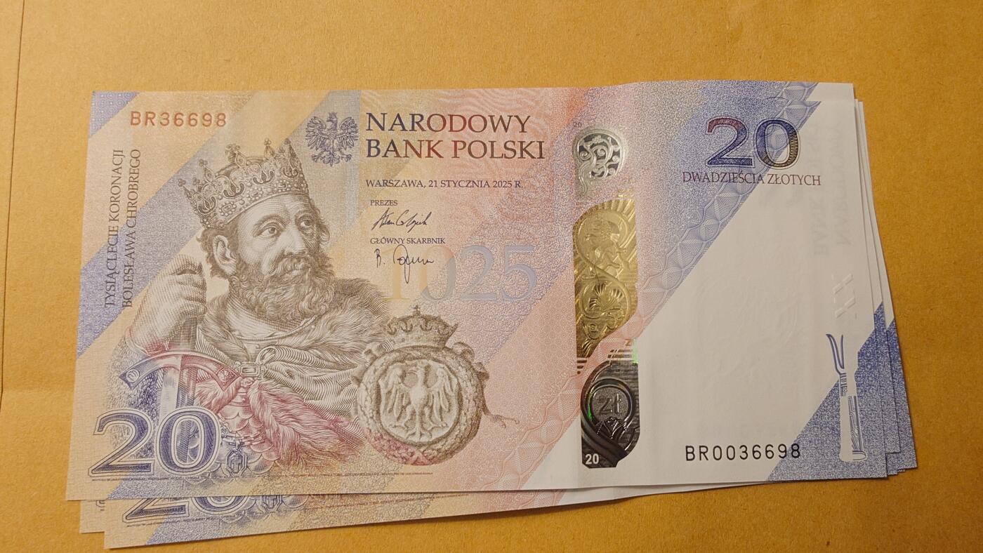 世界钱币～微拍第220期暨2025年第60期  最新货品（群里先挑剩）选购 2025年波兰20兹罗提纪念钞（带原装册）全新绝品无47尾号6698