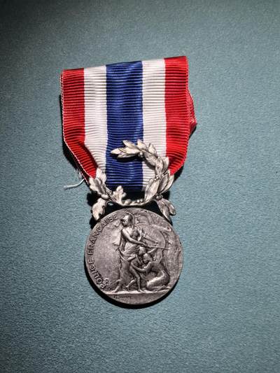 盛世勋华——号角文化勋章邮票专场拍卖第293期 - 法国警察服务奖章 授予工作20年的法国警察 ，925银带银标