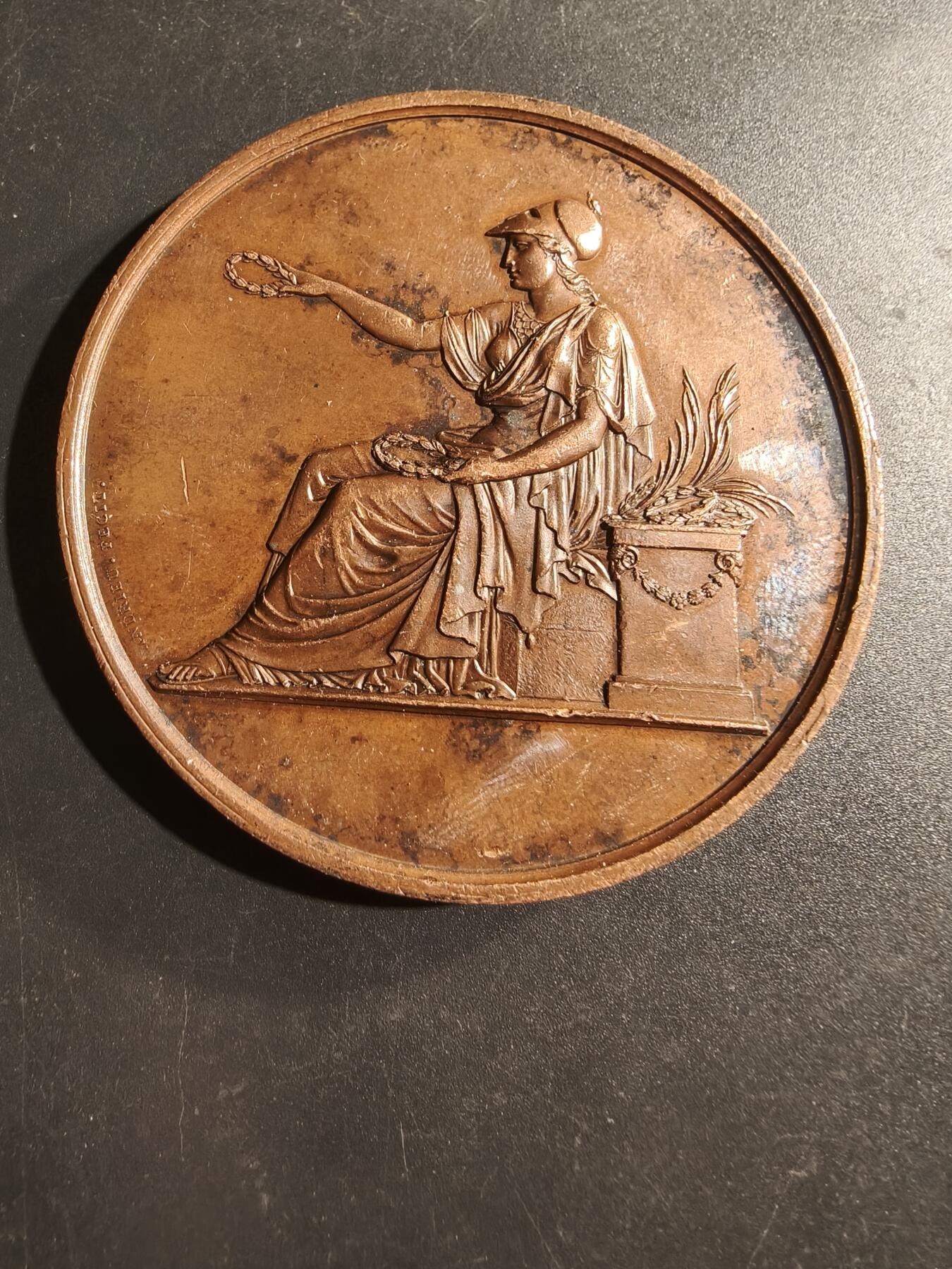 老王徽章第169期 法国巴黎钟表学校暨钟表业联合会大铜章    坐姿玛丽安娜     Cuivre铜标    直径68mm.   重量146.4g  