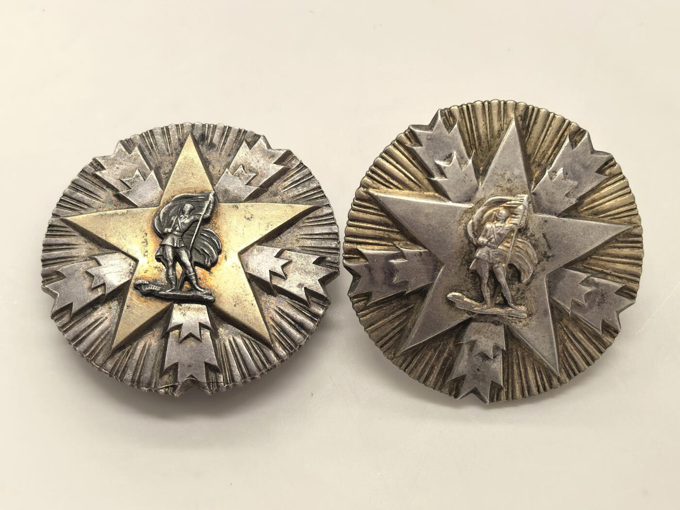 博洋堂世界钱币拍卖第151期（全场包邮） 南斯拉夫铁托总统时期人民勋章二等、三等各一枚，两枚纯银坨子，工艺复杂精湛，前苏联莫斯科中央铸币厂出厂，总克重62.4克，银标一枚在别针上，一枚在勋章背部，红色信仰最后见证