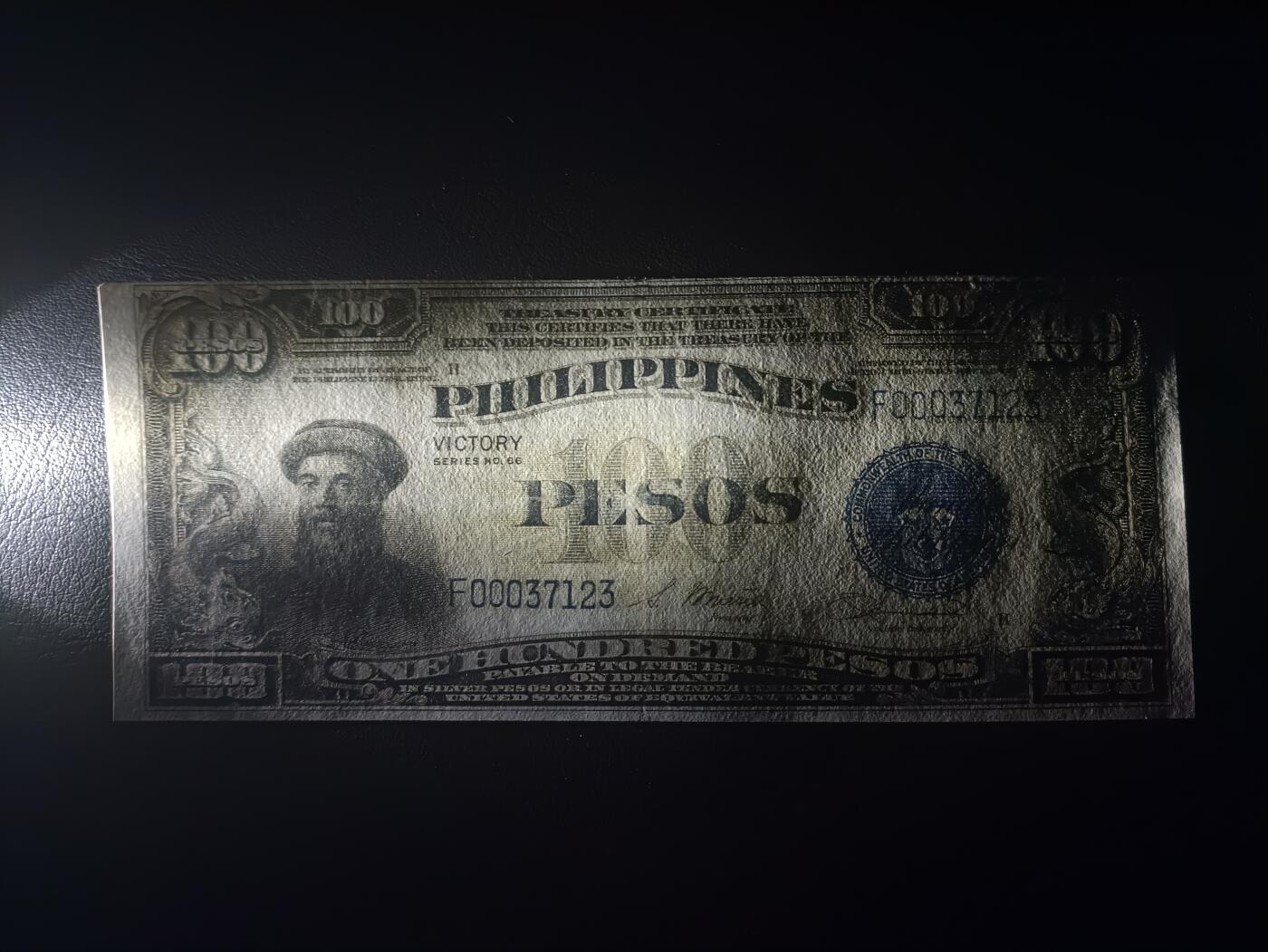 2025十二月第三期，总208期 菲律宾国民银行1944版100比索流通好品XF豹子头000，菲律宾光复后在旧有钞票上加盖“胜利”字样，命殒于此的航海家麦哲伦，浓厚的美国钞票风格，高面值印刷非常稀有