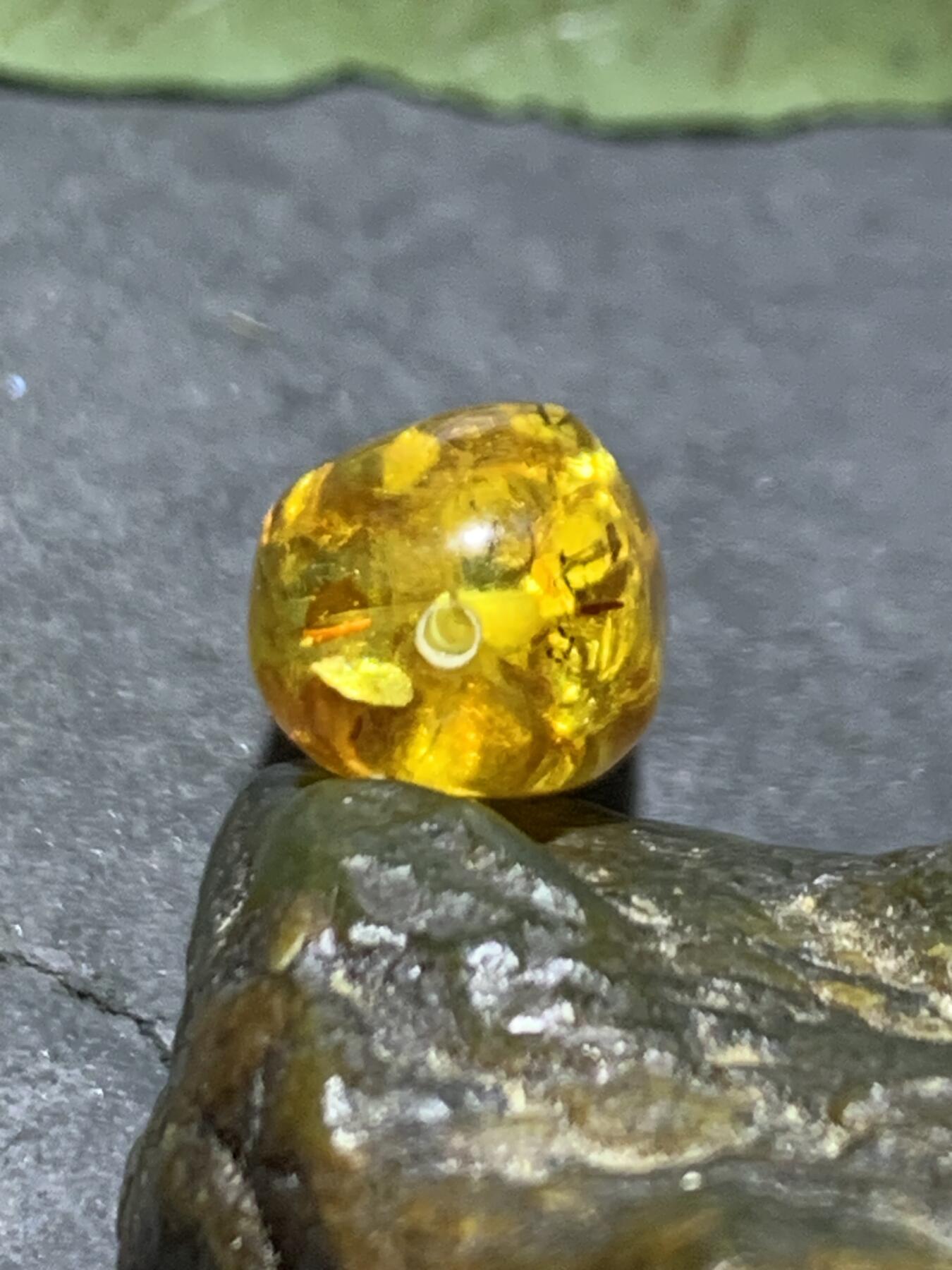 乌克兰花珀随形珠一个