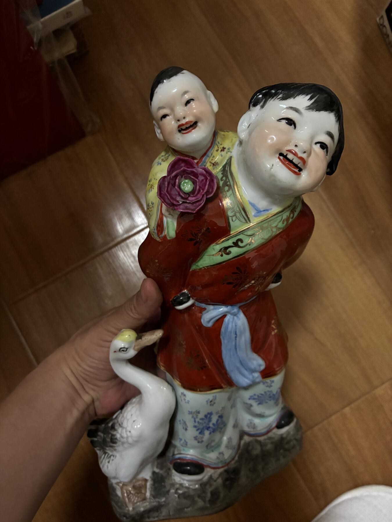 567景德镇粉彩哥弟情深瓷像摆件