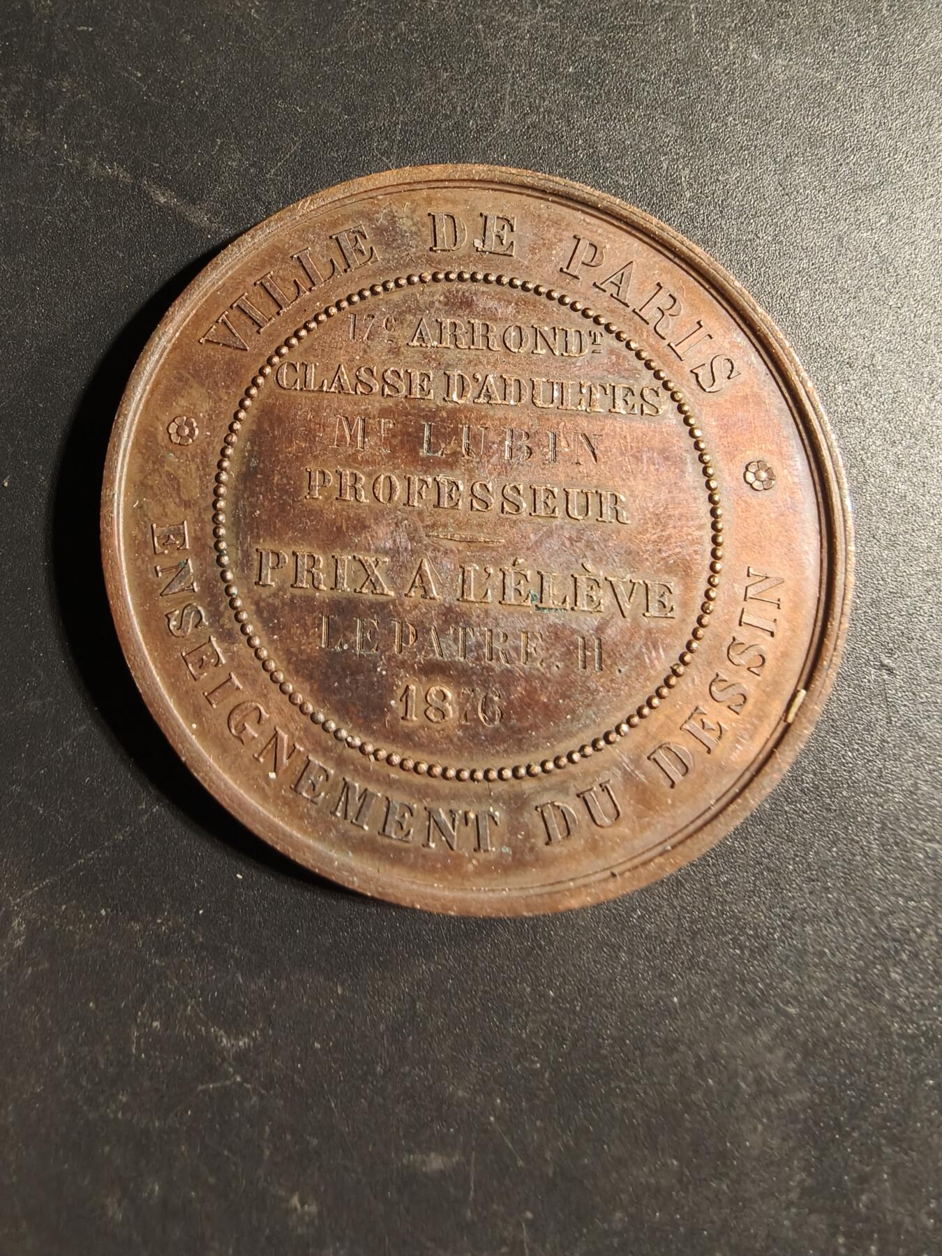 老王徽章第169期 法国1870年巴黎市素描教育大铜章     坐姿玛丽安娜     蜜蜂Cuivre铜标      直径50mm.    重量64g