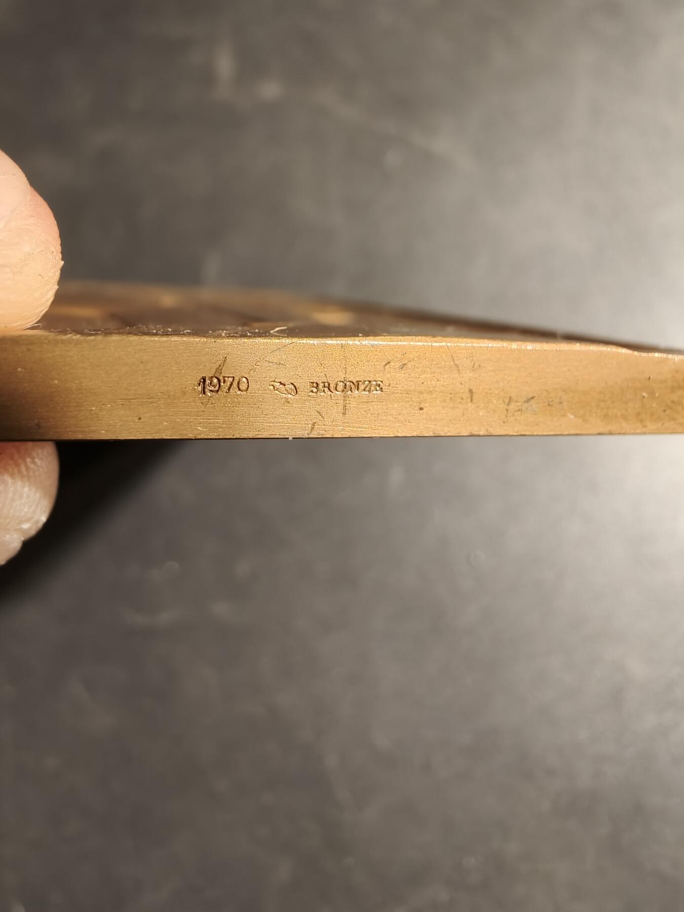 老王徽章第169期 法国玛丽安娜方形大铜章    大师莫隆作品     尺寸54×64mm.    重量130.8g