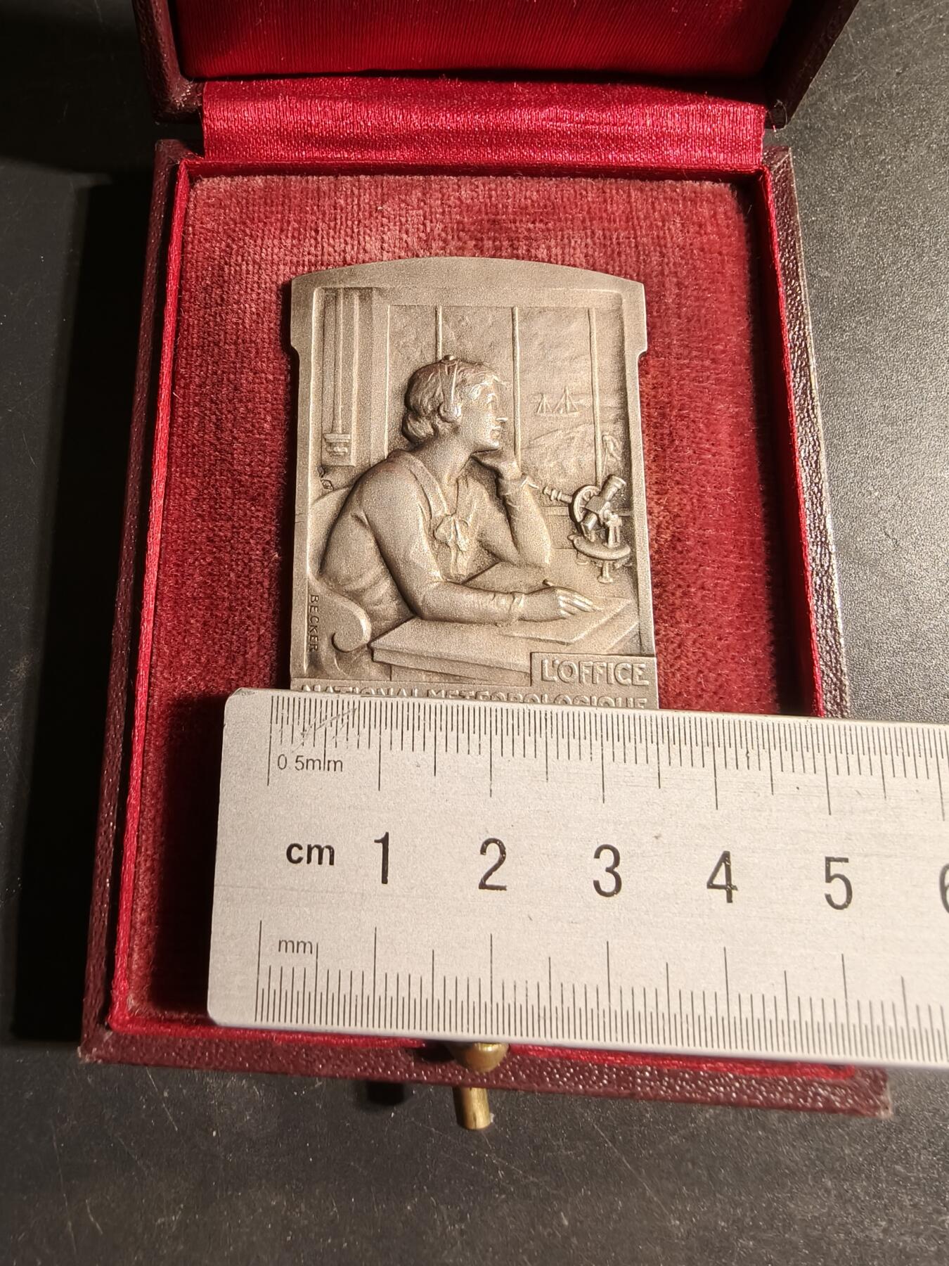 老王徽章第169期 法国气象局单面方形镀银大铜章     原盒     背面沾在了盒子里    尺寸34×48mm