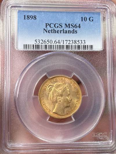 万国钱币拍卖第057期（万国冬季大拍） - PCGS MS64 1898年荷兰10盾金币 仅单年发行的威廉明娜少女王冠头像，人见人爱的品种。64好品难寻，越来越贵的品种。PC老评号段品质保证，金光四溢好状态。此枚自藏好品，可凑1898少女头金银套。HA今年八月一枚63分成交价1560美金。