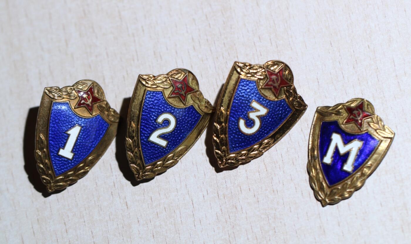 大猫徽章拍卖 第284期 苏联全铜珐琅士兵等级证章。一组全4枚。