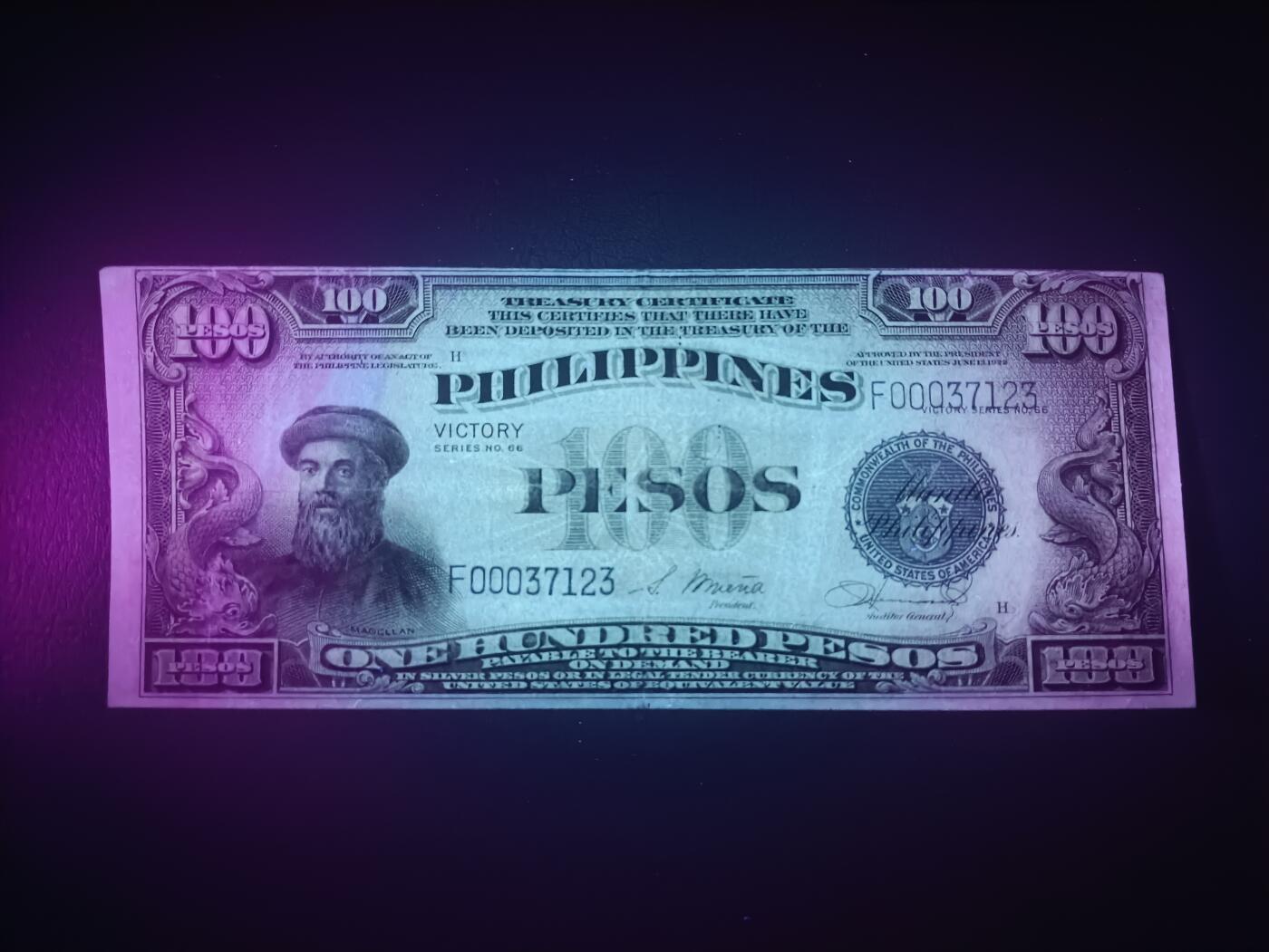 2025十二月第三期，总208期 菲律宾国民银行1944版100比索流通好品XF豹子头000，菲律宾光复后在旧有钞票上加盖“胜利”字样，命殒于此的航海家麦哲伦，浓厚的美国钞票风格，高面值印刷非常稀有