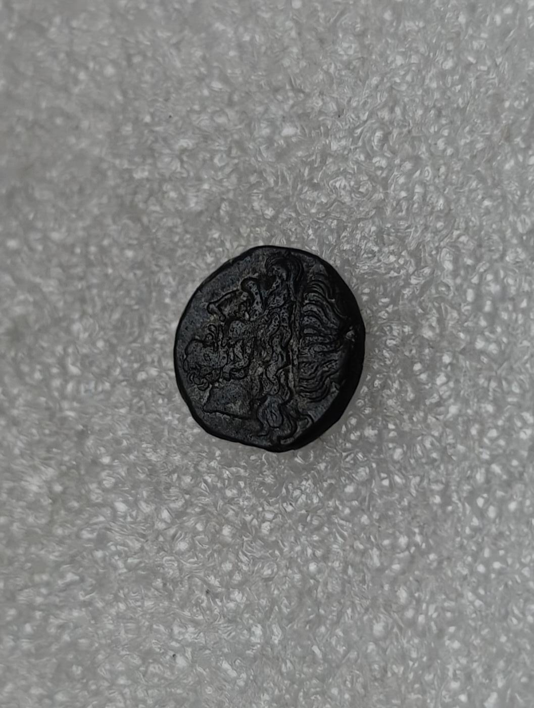 瓶子🏺第220期拍卖会  古希腊西西里岛海皇波塞冬铜币海王双鱼座铜币 公元前275-前216年   叙拉古国王希伦二世发行  正面海皇波塞冬戴束发带头像  他是双鱼座的保护神  背面是波塞冬的三叉戟